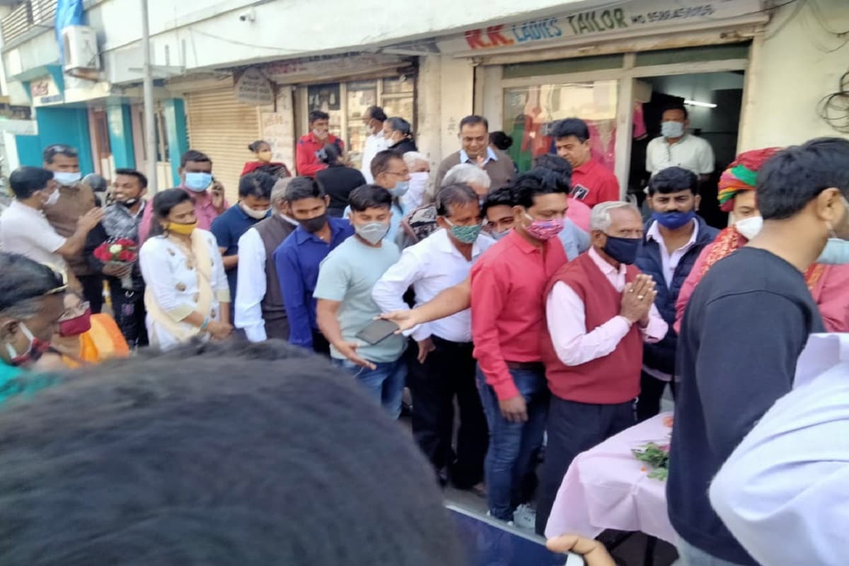 ભાજપના કાર્યકરોએ કોવિડ-19 કોરોના મહામારીના જાહેરનામનો જાહેરમાં ધજાગરા ઉડાવ્યા છે. ભાજપના ધારાસભ્યની વિરુદ્ધ પોલીસ ગુનો દાખલ કરશે કે કેમ તે દેશની ભોળી જનતા સવાલો કરી રહી છે. ભાજપના કાર્યકરોએ કોવિડ-19 કોરોના મહામારીના જાહેરનામનો જાહેરમાં ધજાગરા ઉડાવ્યા છે. ભાજપના ધારાસભ્યની વિરુદ્ધ પોલીસ ગુનો દાખલ કરશે કે કેમ તે દેશની ભોળી જનતા સવાલો કરી રહી છે.