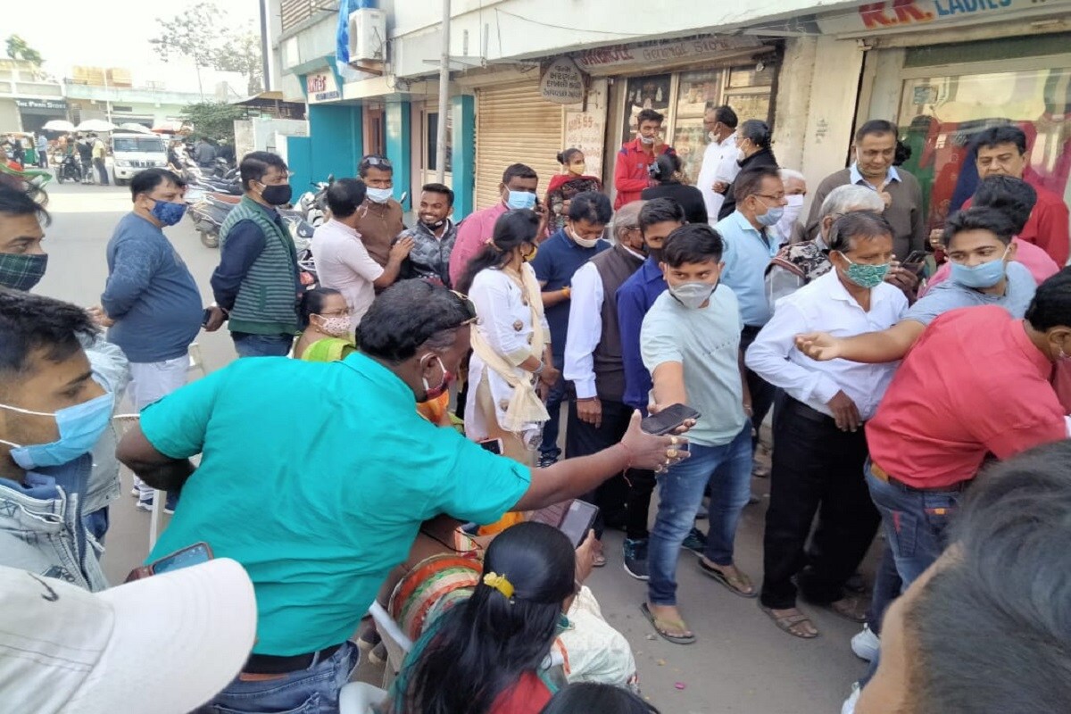 નાગરિકોને પોતાના લગ્ન ,મરણ માટે પોલીસ પાસે પરવાનગી મેળવવામાં કમર કસવી પડી રહી છે. ત્યારે ભાજપ સત્તાના નશામાં મશગૂલ બની આમ જનતાની ભાવના સાથે રમી રહી છે. આ દ્રશ્ય જોઈ કોરોનાનો કેર વધુ વકરે તેવી ભીતી પણ જોવા મળી રહી છે. નાગરિકોને પોતાના લગ્ન ,મરણ માટે પોલીસ પાસે પરવાનગી મેળવવામાં કમર કસવી પડી રહી છે. ત્યારે ભાજપ સત્તાના નશામાં મશગૂલ બની આમ જનતાની ભાવના સાથે રમી રહી છે. આ દ્રશ્ય જોઈ કોરોનાનો કેર વધુ વકરે તેવી ભીતી પણ જોવા મળી રહી છે.