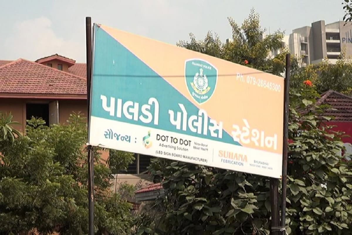 ઉલ્લેખનીય છે કે, રાજ્યમાં (Gujarat) છેલ્લા 24 કલાકમાં કોરોના વાયરસના (Coronavirus)નવા 1455 કેસ નોંધાયા છે. જેની સામે 1485 દર્દીઓ સાજા થયા છે. છેલ્લા 24 કલાકમાં રાજ્યમાં કોવિડ-19 (Covid19)ના કારણે 17 દર્દીઓના મોત થયા છે. રાજ્યમાં કુલ મૃત્યુઆંક 4081 થયો છે. રાજ્યમાં કોરોનાના કુલ કેસ 2,18,788 નોંધાયા છે. જેમાંથી એક્ટિવ કેસ 14,695 છે. આજે રાજ્યમાં કુલ 69,310 ટેસ્ટ કરવામાં આવ્યા છે. રાજ્યમાં સાજા થવાનો દર 91.42 ટકા છે. ઉલ્લેખનીય છે કે, રાજ્યમાં (Gujarat) છેલ્લા 24 કલાકમાં કોરોના વાયરસના (Coronavirus)નવા 1455 કેસ નોંધાયા છે. જેની સામે 1485 દર્દીઓ સાજા થયા છે. છેલ્લા 24 કલાકમાં રાજ્યમાં કોવિડ-19 (Covid19)ના કારણે 17 દર્દીઓના મોત થયા છે. રાજ્યમાં કુલ મૃત્યુઆંક 4081 થયો છે. રાજ્યમાં કોરોનાના કુલ કેસ 2,18,788 નોંધાયા છે. જેમાંથી એક્ટિવ કેસ 14,695 છે. આજે રાજ્યમાં કુલ 69,310 ટેસ્ટ કરવામાં આવ્યા છે. રાજ્યમાં સાજા થવાનો દર 91.42 ટકા છે.