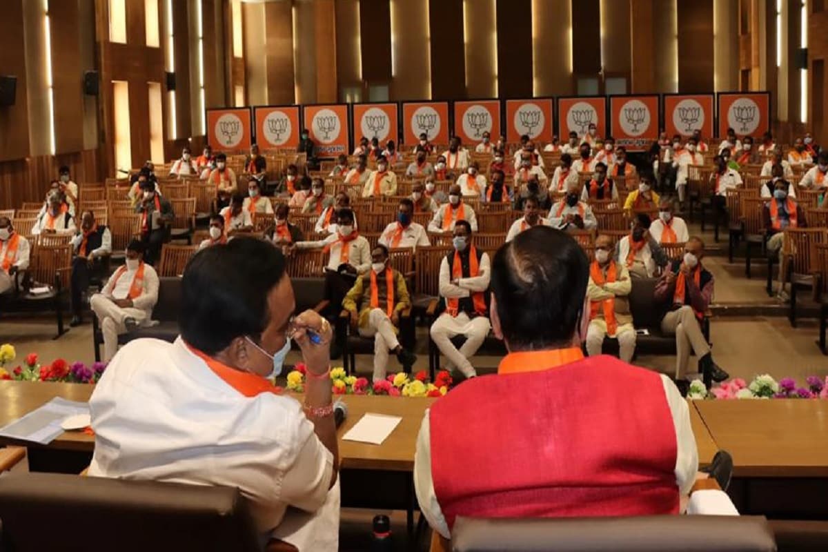 મયૂર માંકડિયા, રાજકોટ : રાજ્યમાં સ્થાનિક સ્વરાજ્યની ચૂંટણીઓના અનુસંધાને ભાજપા પ્રદેશ કાર્યાલય શ્રી કમલમ, ગાંધીનગર ખાતે ભાજપા પ્રદેશ અધ્યક્ષ સી.આર પાટીલની અધ્યક્ષતામાં તેમજ મુખ્યમંત્રી વિજયભાઈ રૂપાણી અને નાયબ મુખ્યમંત્રી નિતીન પટેલની વિશેષ ઉપસ્થિતિમાં વિવિધ બેઠકો યોજાઇ હતી. પ્રદેશ અગ્રણીઓ અને પ્રદેશ યુવા મોરચાની બેઠક બાદ સ્થાનિક સ્વરાજની ચૂંટણીઓ માટે દક્ષિણ અને સૌરાષ્ટ્ર ઝોન તેમજ ઉત્તર અને મધ્ય ઝોન એમ બે તબક્કામાં પ્રદેશ બેઠક યોજાઇ હતી. જેમાં પ્રદેશ હોદ્દેદારઓ, પ્રદેશ દ્વારા નિયુક્ત જિલ્લાના ઇન્ચાર્જઓ, જિલ્લા ભાજપા પ્રમુખઓ તેમજ સ્થાનિક સ્તરે નિમાયેલા જિલ્લાના ઇન્ચાર્જઓ ઉપસ્થિત રહ્યા હતા. મયૂર માંકડિયા, રાજકોટ : રાજ્યમાં સ્થાનિક સ્વરાજ્યની ચૂંટણીઓના અનુસંધાને ભાજપા પ્રદેશ કાર્યાલય શ્રી કમલમ, ગાંધીનગર ખાતે ભાજપા પ્રદેશ અધ્યક્ષ સી.આર પાટીલની અધ્યક્ષતામાં તેમજ મુખ્યમંત્રી વિજયભાઈ રૂપાણી અને નાયબ મુખ્યમંત્રી નિતીન પટેલની વિશેષ ઉપસ્થિતિમાં વિવિધ બેઠકો યોજાઇ હતી. પ્રદેશ અગ્રણીઓ અને પ્રદેશ યુવા મોરચાની બેઠક બાદ સ્થાનિક સ્વરાજની ચૂંટણીઓ માટે દક્ષિણ અને સૌરાષ્ટ્ર ઝોન તેમજ ઉત્તર અને મધ્ય ઝોન એમ બે તબક્કામાં પ્રદેશ બેઠક યોજાઇ હતી. જેમાં પ્રદેશ હોદ્દેદારઓ, પ્રદેશ દ્વારા નિયુક્ત જિલ્લાના ઇન્ચાર્જઓ, જિલ્લા ભાજપા પ્રમુખઓ તેમજ સ્થાનિક સ્તરે નિમાયેલા જિલ્લાના ઇન્ચાર્જઓ ઉપસ્થિત રહ્યા હતા.