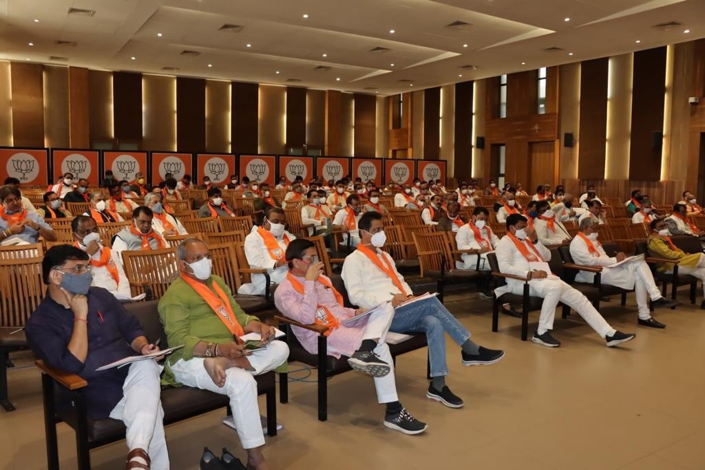 વિજય રૂપાણીએ જણાવ્યું હતું કે, જયોતિગ્રામ જેવી અસરકારક અને ઐતિહાસિક યોજના બાદ હવે ગુજરાતના ખેડૂતો દિવસે કામ અને રાત્રે આરામ કરે તે હેતુથી તેમને દિવસે વીજળી આપવા કિસાન સૂર્યોદય યોજનાનો શુભારંભ થઈ ચૂક્યો છે. રીન્યુએબલ એનર્જી, સોલાર એનર્જીથી વીજબીલમાં બચત સાથે નવી સોલાર પોલિસીથી દેશમાં આપણે અગ્રેસર રહી ઉદાહરણરૂપ બનીશું. ગામ લેવલે જ "ઈ સેવા સેતુ "દ્વારા તમામ પ્રકારનાં દાખલાઓ મળે તેવી વ્યવસ્થા ૭૫૦૦ ગામમાં શરૂ થઈ ગઈ છે. માર્ચ સુધીમાં ૧૮૦૦૦ તમામ ગામમાં લાગુ કરવા માટે કામ થઈ રહ્યું છે. કોરોનામાં મફત અનાજ , સંપૂર્ણ મફત સારવાર, ધન્વંતરી રથ, અને ૧૦૮ની સુવિધાએ લાખો લોકોનાં જીવ બચાવવાનું કામ કર્યુ છે. ગામડા અને શહેરમાં એમ તમામ સ્થાનોએ વસતા નાગરિકોની દરકાર કરીને ભાજપાની સરકારે અનેક યોજનાઓ અમલમાં મૂકી છે, અને તેનો લાભ પ્રત્યક્ષ રીતે નાગરિકોને મળ્યો છે અને એટલે જ દરેક ચૂંટણીઓમાં ભાજપાને જનતા વિજયી બનાવી રહી છે. વિજય રૂપાણીએ જણાવ્યું હતું કે, જયોતિગ્રામ જેવી અસરકારક અને ઐતિહાસિક યોજના બાદ હવે ગુજરાતના ખેડૂતો દિવસે કામ અને રાત્રે આરામ કરે તે હેતુથી તેમને દિવસે વીજળી આપવા કિસાન સૂર્યોદય યોજનાનો શુભારંભ થઈ ચૂક્યો છે. રીન્યુએબલ એનર્જી, સોલાર એનર્જીથી વીજબીલમાં બચત સાથે નવી સોલાર પોલિસીથી દેશમાં આપણે અગ્રેસર રહી ઉદાહરણરૂપ બનીશું. ગામ લેવલે જ "ઈ સેવા સેતુ "દ્વારા તમામ પ્રકારનાં દાખલાઓ મળે તેવી વ્યવસ્થા ૭૫૦૦ ગામમાં શરૂ થઈ ગઈ છે. માર્ચ સુધીમાં ૧૮૦૦૦ તમામ ગામમાં લાગુ કરવા માટે કામ થઈ રહ્યું છે. કોરોનામાં મફત અનાજ , સંપૂર્ણ મફત સારવાર, ધન્વંતરી રથ, અને ૧૦૮ની સુવિધાએ લાખો લોકોનાં જીવ બચાવવાનું કામ કર્યુ છે. ગામડા અને શહેરમાં એમ તમામ સ્થાનોએ વસતા નાગરિકોની દરકાર કરીને ભાજપાની સરકારે અનેક યોજનાઓ અમલમાં મૂકી છે, અને તેનો લાભ પ્રત્યક્ષ રીતે નાગરિકોને મળ્યો છે અને એટલે જ દરેક ચૂંટણીઓમાં ભાજપાને જનતા વિજયી બનાવી રહી છે.