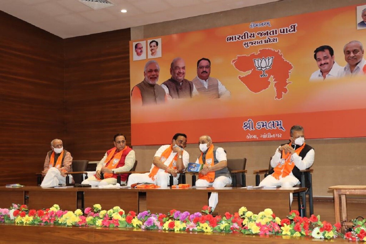 મુખ્યમંત્રી વિજય રૂપાણીએ તેમના સંબોધનમાં જણાવ્યું હતું કે, વિધાનસભાની પેટાચૂંટણીમાં પ્રજાના સમર્થનથી આઠેય બેઠકો પર ભાજપાનો ભવ્ય વિજય થવાથી આગામી સ્થાનિક સ્વરાજ્યની ચૂંટણી માટે ભાજપા કાર્યકર્તાઓનો ઉત્સાહ વધ્યો છે, જ્યારે બીજી તરફ જનસમર્થન ગુમાવી ચુકેલી કોંગ્રેસ હતાશામાં છે, તુટી રહી છે, વેરવિખેર થઇ રહી છે, ડૂબતું નાવ છે. આગામી ચૂંટણીમાં ભાજપા માટે અનુકૂળ વાતાવરણ છે ત્યારે આપણે સૌ સંગઠનની વ્યવસ્થાને વધુ મજબુત કરીએ. શ્રી 25 ડિસેમ્બરે પ્રધાનમંત્રી નરેન્દ્ર મોદીના કિસાન સન્માન નિધિ યોજના અંતર્ગત ખેડૂતોને કરેલા સંબોધનના કાર્યક્રમને નિહાળવાનો કર્યક્રમ ભાજપાના કાર્યકર્તાઓએ રાજ્યના હજારો ગામડાઓમાં સફળતાપૂર્વક કરી ને પોતાની શક્તિનો પરિચય આપી દીધો છે. કાર્યકર્તાનું આયોજન અને પ્રજાનું સમર્થન આ કાર્યક્રમમાં જોવા મળ્યું છે. પ્રત્યેક કાર્યકર્તાને હું અભિનંદન પાઠવું છું. મુખ્યમંત્રી વિજય રૂપાણીએ તેમના સંબોધનમાં જણાવ્યું હતું કે, વિધાનસભાની પેટાચૂંટણીમાં પ્રજાના સમર્થનથી આઠેય બેઠકો પર ભાજપાનો ભવ્ય વિજય થવાથી આગામી સ્થાનિક સ્વરાજ્યની ચૂંટણી માટે ભાજપા કાર્યકર્તાઓનો ઉત્સાહ વધ્યો છે, જ્યારે બીજી તરફ જનસમર્થન ગુમાવી ચુકેલી કોંગ્રેસ હતાશામાં છે, તુટી રહી છે, વેરવિખેર થઇ રહી છે, ડૂબતું નાવ છે. આગામી ચૂંટણીમાં ભાજપા માટે અનુકૂળ વાતાવરણ છે ત્યારે આપણે સૌ સંગઠનની વ્યવસ્થાને વધુ મજબુત કરીએ. શ્રી 25 ડિસેમ્બરે પ્રધાનમંત્રી નરેન્દ્ર મોદીના કિસાન સન્માન નિધિ યોજના અંતર્ગત ખેડૂતોને કરેલા સંબોધનના કાર્યક્રમને નિહાળવાનો કર્યક્રમ ભાજપાના કાર્યકર્તાઓએ રાજ્યના હજારો ગામડાઓમાં સફળતાપૂર્વક કરી ને પોતાની શક્તિનો પરિચય આપી દીધો છે. કાર્યકર્તાનું આયોજન અને પ્રજાનું સમર્થન આ કાર્યક્રમમાં જોવા મળ્યું છે. પ્રત્યેક કાર્યકર્તાને હું અભિનંદન પાઠવું છું.