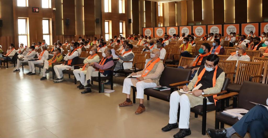 ભાજપા પ્રદેશ અધ્યક્ષ સી.આર પાટીલે રાજ્યભરમાં ભાજપા દ્વારા ચાલી રહેલ પેજસમીતિ અભિયાનની સમીક્ષા કરી હતી અને જણાવ્યું હતું કે, પેજકમિટી એ દરેક પ્રકારની ચૂંટણી જીતવા માટે નું બ્રહ્માસ્ત્ર છે. ગુજરાતમાં આજે ચારેય બાજુ ભાજપના કાર્યકર્તાઓ ઉત્સાહપૂર્વક પેજકમિટીની રચનાના કામમાં જોડાયા છે, સુરતનું ઉદાહરણ આપતાં તેમણે જણાવ્યું કે, ડોક્ટરો, વકીલો સહિતના બુદ્ધિજીવી વર્ગના પ્રતિષ્ઠિત નાગરિકો પણ ભાજપાની પેજ સમિતિનો હિસ્સો બની રહ્યા છે તે આનંદની વાત છે. આવનારી સ્થાનિક સ્વરાજ્યની ચૂંટણીઓમાં સરકારની પ્રજાલક્ષી કામગીરી, કાર્યકર્તાઓની તાકાત અને જનતાના ભાજપ પ્રત્યેના અતૂટ વિશ્વાસથી ભાજપની તરફેણમાં પરિણામ આવશે તેવું મને સંપૂર્ણ વિશ્વાસ છે. ભાજપા પ્રદેશ અધ્યક્ષ સી.આર પાટીલે રાજ્યભરમાં ભાજપા દ્વારા ચાલી રહેલ પેજસમીતિ અભિયાનની સમીક્ષા કરી હતી અને જણાવ્યું હતું કે, પેજકમિટી એ દરેક પ્રકારની ચૂંટણી જીતવા માટે નું બ્રહ્માસ્ત્ર છે. ગુજરાતમાં આજે ચારેય બાજુ ભાજપના કાર્યકર્તાઓ ઉત્સાહપૂર્વક પેજકમિટીની રચનાના કામમાં જોડાયા છે, સુરતનું ઉદાહરણ આપતાં તેમણે જણાવ્યું કે, ડોક્ટરો, વકીલો સહિતના બુદ્ધિજીવી વર્ગના પ્રતિષ્ઠિત નાગરિકો પણ ભાજપાની પેજ સમિતિનો હિસ્સો બની રહ્યા છે તે આનંદની વાત છે. આવનારી સ્થાનિક સ્વરાજ્યની ચૂંટણીઓમાં સરકારની પ્રજાલક્ષી કામગીરી, કાર્યકર્તાઓની તાકાત અને જનતાના ભાજપ પ્રત્યેના અતૂટ વિશ્વાસથી ભાજપની તરફેણમાં પરિણામ આવશે તેવું મને સંપૂર્ણ વિશ્વાસ છે.