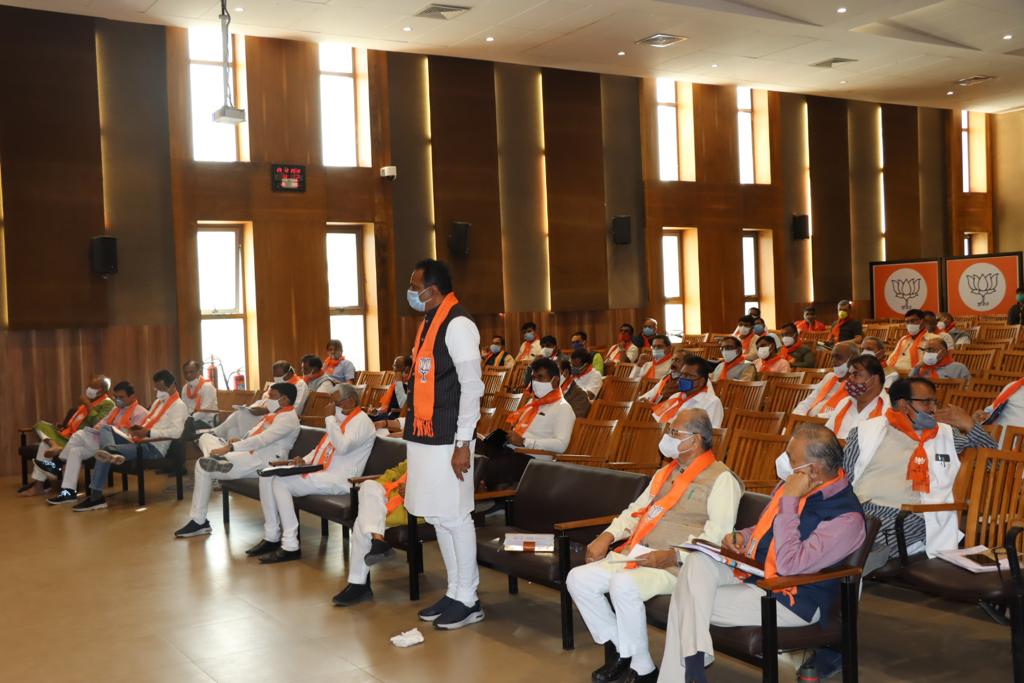 પ્રદેશ સંગઠન મહામંત્રી ભીખુભાઈ દલસાણીયાએ સંવાદ સેતુના માધ્યમથી સ્થાનિક સ્વરાજ્યની ચૂંટણીઓ અંતર્ગતની સ્થાનિક સ્તરની સંગઠનાત્મક વ્યવસ્થાઓ અંગે તેમજ તાજેતરમાં રાજ્યભરમાં ભાજપા દ્વારા યોજાયેલ વિવિધ કાર્યક્રમો અંગે રિપોર્ટિંગ લઈ જરૂરી માર્ગદર્શન આપ્યું હતું અને આગામી સમયમાં ભાજપા દ્વારા યોજાનાર કાર્યક્રમોના આયોજન અંગે ચર્ચા વિચારણા કરી હતી. રાજ્ય સરકારના મંત્રી સૌરભભાઈ પટેલે કિસાન સૂર્યોદય યોજનાના આગામી તબક્કા અને આજરોજ રાજ્ય સરકાર દ્વારા જાહેર કરવામાં આવેલ ગુજરાત સોલાર પાવર પોલિસી અંગે માર્ગદર્શન આપ્યું હતું. પ્રદેશ સંગઠન મહામંત્રી ભીખુભાઈ દલસાણીયાએ સંવાદ સેતુના માધ્યમથી સ્થાનિક સ્વરાજ્યની ચૂંટણીઓ અંતર્ગતની સ્થાનિક સ્તરની સંગઠનાત્મક વ્યવસ્થાઓ અંગે તેમજ તાજેતરમાં રાજ્યભરમાં ભાજપા દ્વારા યોજાયેલ વિવિધ કાર્યક્રમો અંગે રિપોર્ટિંગ લઈ જરૂરી માર્ગદર્શન આપ્યું હતું અને આગામી સમયમાં ભાજપા દ્વારા યોજાનાર કાર્યક્રમોના આયોજન અંગે ચર્ચા વિચારણા કરી હતી. રાજ્ય સરકારના મંત્રી સૌરભભાઈ પટેલે કિસાન સૂર્યોદય યોજનાના આગામી તબક્કા અને આજરોજ રાજ્ય સરકાર દ્વારા જાહેર કરવામાં આવેલ ગુજરાત સોલાર પાવર પોલિસી અંગે માર્ગદર્શન આપ્યું હતું.