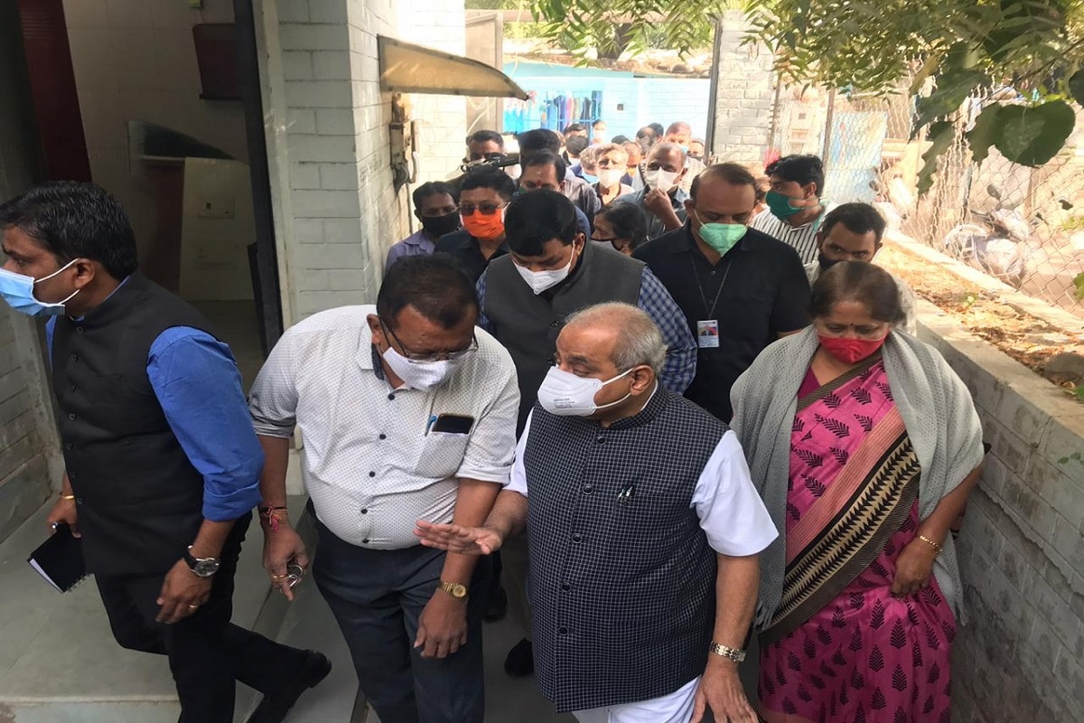 નીતિન પટેલે જણાવ્યું હતું કે ગુજરાત સરકારના બજેટમાં આ અંગે જોગવાઇ કરવામાં આવી હતી. સરકાર દ્વારા બજેટ બનાવતી વખતે સિનીયર મંત્રીઓ અને અધિકારીઓ સાથે આરોગ્ય વિભાગની સુવિધાઓ પ્રત્યેક વસ્તી સુધી પહોંચે એ માટે ચર્ચા થઈ હતી. એક લાખથી વધુ વસ્તી ધરાવતા વિસ્તારમાં મુખ્યમંત્રીની પણ લાગણી હતી કે લોકોને સુવિધાઓ મળે રહે. ભૂતકાળમાં ઝુંપડપટ્ટી તરીકે ઓળખવામાં આવતા આ વિસ્તારના લોકોને આરોગ્ય સુવિધાઓ સારામાં સારી મળે એ માટેનો આ પ્રયાસ ભાજપ સરકારનો છે. કોરોના સમયે લોકોએ સારવાર ન લીધી અને લોકોને ગંભીર અવસ્થામાં હોસ્પિટલ લઈ જવા પડ્યા હતા. આવા લોકો જે બેદરકારી દાખવે છે એમને સમયસર સારવાર મળે એ જરૂરી છે. કોરોનામાં એ સુખદ અનુભવ થયો અને ધન્વંતરી રથનું આયોજન કર્યું. જેના કારણે હજારોની સંખ્યામાં કોર્પોરેશન વિસ્તારમાં રહેતા લોકોને સારવાર મળી શકી હતી. નીતિન પટેલે જણાવ્યું હતું કે ગુજરાત સરકારના બજેટમાં આ અંગે જોગવાઇ કરવામાં આવી હતી. સરકાર દ્વારા બજેટ બનાવતી વખતે સિનીયર મંત્રીઓ અને અધિકારીઓ સાથે આરોગ્ય વિભાગની સુવિધાઓ પ્રત્યેક વસ્તી સુધી પહોંચે એ માટે ચર્ચા થઈ હતી. એક લાખથી વધુ વસ્તી ધરાવતા વિસ્તારમાં મુખ્યમંત્રીની પણ લાગણી હતી કે લોકોને સુવિધાઓ મળે રહે. ભૂતકાળમાં ઝુંપડપટ્ટી તરીકે ઓળખવામાં આવતા આ વિસ્તારના લોકોને આરોગ્ય સુવિધાઓ સારામાં સારી મળે એ માટેનો આ પ્રયાસ ભાજપ સરકારનો છે. કોરોના સમયે લોકોએ સારવાર ન લીધી અને લોકોને ગંભીર અવસ્થામાં હોસ્પિટલ લઈ જવા પડ્યા હતા. આવા લોકો જે બેદરકારી દાખવે છે એમને સમયસર સારવાર મળે એ જરૂરી છે. કોરોનામાં એ સુખદ અનુભવ થયો અને ધન્વંતરી રથનું આયોજન કર્યું. જેના કારણે હજારોની સંખ્યામાં કોર્પોરેશન વિસ્તારમાં રહેતા લોકોને સારવાર મળી શકી હતી.