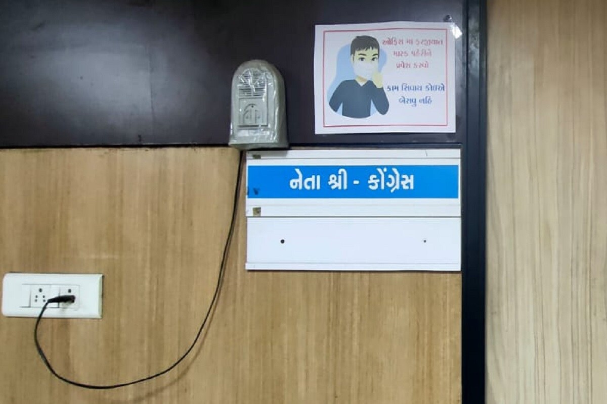 એએમસી સચિવ અરૂણ પંડ્યાએ જણાવ્યું હતું કે રાજ્યના શહેરી વિકાસ વિભાગે પરિપત્ર જાહેર કર્યો છે. જે અંતર્ગત 13 ડિસેમ્બર 2020 ના રોજ સત્તાધીશોની સત્તા પૂર્ણ થતા તમામ હોદ્દેદારોએ પોતાન વાહન એએમસી ખાતે જમા કરાવ્યા છે. તેમજ મેયર સહિત તમામ હોદ્દેદારોની નેમ પ્લેટ પણ દૂર કરવામાં આવી છે. જ્યા સુધી નવી સત્તા ન આવે ત્યા સુધી વહિવટી કામ કમિશનર કરશે. એએમસી સચિવ અરૂણ પંડ્યાએ જણાવ્યું હતું કે રાજ્યના શહેરી વિકાસ વિભાગે પરિપત્ર જાહેર કર્યો છે. જે અંતર્ગત 13 ડિસેમ્બર 2020 ના રોજ સત્તાધીશોની સત્તા પૂર્ણ થતા તમામ હોદ્દેદારોએ પોતાન વાહન એએમસી ખાતે જમા કરાવ્યા છે. તેમજ મેયર સહિત તમામ હોદ્દેદારોની નેમ પ્લેટ પણ દૂર કરવામાં આવી છે. જ્યા સુધી નવી સત્તા ન આવે ત્યા સુધી વહિવટી કામ કમિશનર કરશે.
