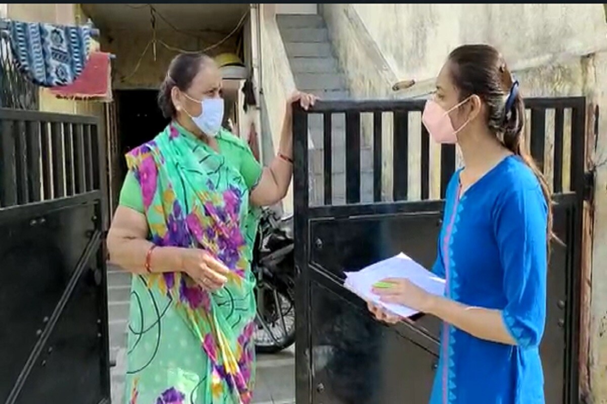 કોરોના મહામારી વચ્ચે કોરોના રસીના વિતરણ માટે રાજ્યનાં આરોગ્ય વિભાગે પૂરજોશમાં કામ શરૂ કરી દીધું છે. વેક્સિન આપવા માટે ગુજરાતનાં આરોગ્ય વિભાગે આપેલી સૂચના પ્રમાણે 50થી વધુ ઉંમરની વ્યક્તિઓ અને 50 વર્ષની નીચેની વ્યક્તિઓ કે જેઓ અન્ય રોગ ધરાવતા હોય તેમનો ડેટાબેઝ તૈયાર કરવાનું કહેવામાં આવ્યું છે. આ ડેટાબેઝ માટે આજથી ડોર ટુ ડોર સર્વે શરૂ કરી દેવામાં આવ્યોછે. આજે વહેલી સવારથી અમદાવાદ,વડોદરા, રાજકોટ, સુરત સહિતના શહેરોમાં સર્વેની કામગીરી શરૂ થઈ ગઈ છે. કોરોના મહામારી વચ્ચે કોરોના રસીના વિતરણ માટે રાજ્યનાં આરોગ્ય વિભાગે પૂરજોશમાં કામ શરૂ કરી દીધું છે. વેક્સિન આપવા માટે ગુજરાતનાં આરોગ્ય વિભાગે આપેલી સૂચના પ્રમાણે 50થી વધુ ઉંમરની વ્યક્તિઓ અને 50 વર્ષની નીચેની વ્યક્તિઓ કે જેઓ અન્ય રોગ ધરાવતા હોય તેમનો ડેટાબેઝ તૈયાર કરવાનું કહેવામાં આવ્યું છે. આ ડેટાબેઝ માટે આજથી ડોર ટુ ડોર સર્વે શરૂ કરી દેવામાં આવ્યોછે. આજે વહેલી સવારથી અમદાવાદ,વડોદરા, રાજકોટ, સુરત સહિતના શહેરોમાં સર્વેની કામગીરી શરૂ થઈ ગઈ છે.