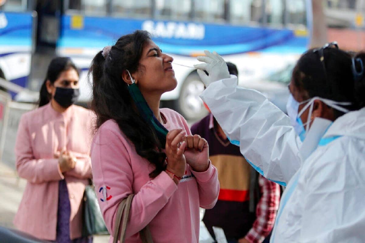 Coronavirus Cases in India Latest News Updates: દિવાળીના તહેવારોમાં કોરોનાવાયરસના સંક્રમણના કેસોમાં જોરદાર ઉછાળો જોવા મળ્યો હતો જે હવે ધીમેધીમે કાબૂમાં આવી રહ્યો હોય તેવું લાગી રહ્યું છે. ગુરૂવારે કેન્દ્રીય સ્વાસ્થ્ય વિભાગ દ્વારા જાહેર કરવામાં આવેલા આંકડાઓ મુજબ, છેલ્લા 24 કલાકમાં દેશમાં 31,522 નવા પોઝિટિવ કેસો નોંધાયા છે. આ ઉપરાંત કોવિડ-19 (COVID-19)ના કારણે 412 દર્દીઓએ પોતાના જીવ ગુમાવ્યા છે. દેશમાં હવે કુલ સંક્રમિતોની સંખ્યા વધીને 97,67,372 થઈ ગઈ છે. (પ્રતીકાત્મક તસવીર) Coronavirus Cases in India Latest News Updates: દિવાળીના તહેવારોમાં કોરોનાવાયરસના સંક્રમણના કેસોમાં જોરદાર ઉછાળો જોવા મળ્યો હતો જે હવે ધીમેધીમે કાબૂમાં આવી રહ્યો હોય તેવું લાગી રહ્યું છે. ગુરૂવારે કેન્દ્રીય સ્વાસ્થ્ય વિભાગ દ્વારા જાહેર કરવામાં આવેલા આંકડાઓ મુજબ, છેલ્લા 24 કલાકમાં દેશમાં 31,522 નવા પોઝિટિવ કેસો નોંધાયા છે. આ ઉપરાંત કોવિડ-19 (COVID-19)ના કારણે 412 દર્દીઓએ પોતાના જીવ ગુમાવ્યા છે. દેશમાં હવે કુલ સંક્રમિતોની સંખ્યા વધીને 97,67,372 થઈ ગઈ છે. (પ્રતીકાત્મક તસવીર)