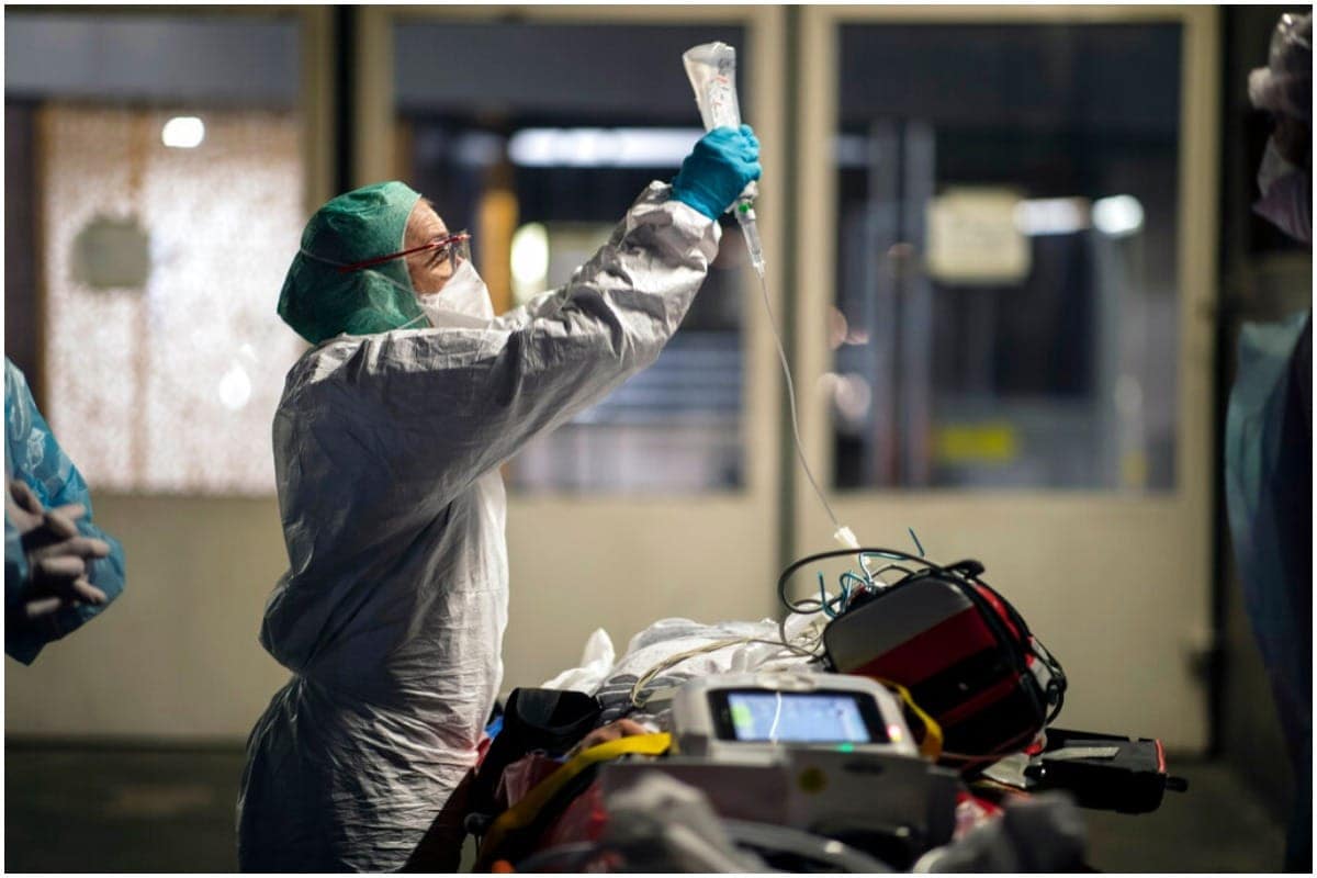 Coronavirus in India: ભારત હવે એક્ટિવ કેસોના મામલે દુનિયામાં 14મા સ્થાને આવી ગયું છે. દર્દીઓની સંખ્યા આવી જ રીતે ઘટતી રહેશે તો ટૂંક સમયમાં ટૉપ-15 સંક્રમિત દેશોની યાદીમાંથી પણ ભારત બહાર થઈ જશે. બુધવારે જાહેર થયેલા આંકડાઓ મુજબ માત્ર બે રાજ્યોમાં 50 હજારથી વધુ એક્ટિવ કેસો જોવા મળ્યા છે. કેન્દ્રીય સ્વાસ્થ્ય વિભાગ દ્વારા જાહેર કરવામાં આવેલા આંકડાઓ મુજબ, છેલ્લા 24 કલાકમાં દેશમાં 15,968 નવા પોઝિટિવ કેસો નોંધાયા છે. આ ઉપરાંત કોવિડ-19 (COVID-19)ના કારણે 202 દર્દીઓએ પોતાના જીવ ગુમાવ્યા છે. દેશમાં હવે કુલ સંક્રમિતોની સંખ્યા વધીને 1,04,95,147 થઈ ગઈ છે. (પ્રતીકાત્મક તસવીર) Coronavirus in India: ભારત હવે એક્ટિવ કેસોના મામલે દુનિયામાં 14મા સ્થાને આવી ગયું છે. દર્દીઓની સંખ્યા આવી જ રીતે ઘટતી રહેશે તો ટૂંક સમયમાં ટૉપ-15 સંક્રમિત દેશોની યાદીમાંથી પણ ભારત બહાર થઈ જશે. બુધવારે જાહેર થયેલા આંકડાઓ મુજબ માત્ર બે રાજ્યોમાં 50 હજારથી વધુ એક્ટિવ કેસો જોવા મળ્યા છે. કેન્દ્રીય સ્વાસ્થ્ય વિભાગ દ્વારા જાહેર કરવામાં આવેલા આંકડાઓ મુજબ, છેલ્લા 24 કલાકમાં દેશમાં 15,968 નવા પોઝિટિવ કેસો નોંધાયા છે. આ ઉપરાંત કોવિડ-19 (COVID-19)ના કારણે 202 દર્દીઓએ પોતાના જીવ ગુમાવ્યા છે. દેશમાં હવે કુલ સંક્રમિતોની સંખ્યા વધીને 1,04,95,147 થઈ ગઈ છે. (પ્રતીકાત્મક તસવીર)