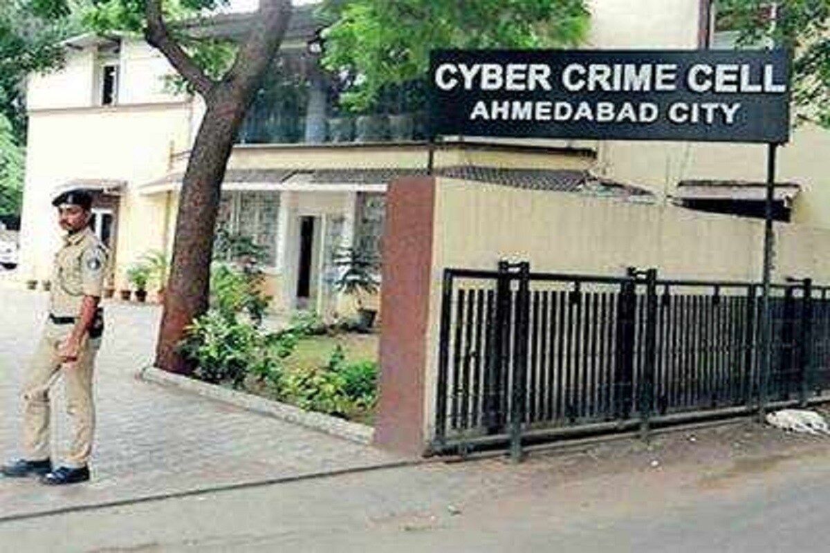 <br /> વધુ એક 30 લાખની છેતરપિંડીની ફરિયાદ નોંધાતા જ પોલીસે ઇન્દોરની શૈલી ગોયલ ની ધરપકડ કરી.આરોપી તેના અન્ય એક મિત્ર સાથે મળી કોલસેન્ટરના પૈસા જમા કરાવવાના, બેન્ક એકાઉન્ટ મેઇન્ટેઇન કરવાનું અને કસ્ટમર ડેટા પ્રોવાઇડ કરવાનું તથા નાણાંનું મેનેજમેન્ટ કરવામાં ભાગીદાર હતી.<br /> પ્રતિકાત્મક તસવીર <br /> વધુ એક 30 લાખની છેતરપિંડીની ફરિયાદ નોંધાતા જ પોલીસે ઇન્દોરની શૈલી ગોયલ ની ધરપકડ કરી.આરોપી તેના અન્ય એક મિત્ર સાથે મળી કોલસેન્ટરના પૈસા જમા કરાવવાના, બેન્ક એકાઉન્ટ મેઇન્ટેઇન કરવાનું અને કસ્ટમર ડેટા પ્રોવાઇડ કરવાનું તથા નાણાંનું મેનેજમેન્ટ કરવામાં ભાગીદાર હતી.<br /> પ્રતિકાત્મક તસવીર