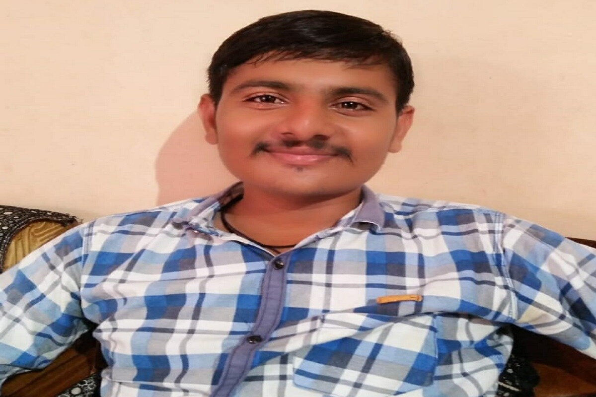 રાજુદાન ગઢવી, સુરેન્દ્રનગરઃ જીલ્લાનાં ધ્રાંગધ્રા (Dhangadhra ) શહેર તેમજ તાલુકાના ખેડૂતોને (farmer) પોતાનો પાક વેચાણ કરવા માટે દૂર દૂર જવું ન પડે એ માટે ધ્રાંગધ્રા APMC માર્કેટિંગ યાર્ડ શરું કરવામાં આવ્યું છે. સરકાર દ્વારા હાલ ટેકાના ભાવે મગફળી ખરીદી સુરું કરવા માં આવી છે ત્યારે ધ્રાંગધ્રા તાલુકાના ખેડૂતો પોતાનો પાકને ધ્રાંગધ્રા APMC માર્કેટિંગ યાર્ડમાં વેચાણ કરવા આવી રહ્યા છે. ત્યારે ધાંગધ્રા તાલુકાના કંનકેશ્વર (કોંઢ) ગામના ખેડૂત યુવાન પોતાનો પાક લઈ ધ્રાંગધ્રા APMCમાં વેચાણ કરવા આવ્યા હતા. પરંતુ રાતના અંધારામાં યાર્ડમાં બનેલા ઊંડા પાણી ભરેલા ખાડામાં ખાબકતા (boy Drowning) મોતને ભેટ્યો હતો. રાજુદાન ગઢવી, સુરેન્દ્રનગરઃ જીલ્લાનાં ધ્રાંગધ્રા (Dhangadhra ) શહેર તેમજ તાલુકાના ખેડૂતોને (farmer) પોતાનો પાક વેચાણ કરવા માટે દૂર દૂર જવું ન પડે એ માટે ધ્રાંગધ્રા APMC માર્કેટિંગ યાર્ડ શરું કરવામાં આવ્યું છે. સરકાર દ્વારા હાલ ટેકાના ભાવે મગફળી ખરીદી સુરું કરવા માં આવી છે ત્યારે ધ્રાંગધ્રા તાલુકાના ખેડૂતો પોતાનો પાકને ધ્રાંગધ્રા APMC માર્કેટિંગ યાર્ડમાં વેચાણ કરવા આવી રહ્યા છે. ત્યારે ધાંગધ્રા તાલુકાના કંનકેશ્વર (કોંઢ) ગામના ખેડૂત યુવાન પોતાનો પાક લઈ ધ્રાંગધ્રા APMCમાં વેચાણ કરવા આવ્યા હતા. પરંતુ રાતના અંધારામાં યાર્ડમાં બનેલા ઊંડા પાણી ભરેલા ખાડામાં ખાબકતા (boy Drowning) મોતને ભેટ્યો હતો.