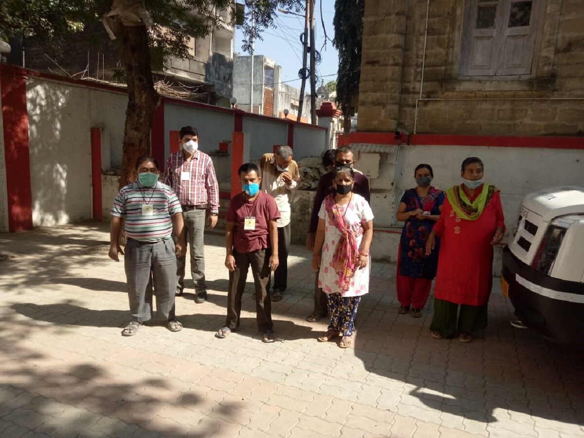 સમયગાળા દરમિયા ભાવ વધારો થતા સંસ્થાએ 3 લાખ 50 હજાર ઉમેરીને દિવ્યાંગો માટે મિનિ બસ લીધી હતી. આજે તેનુ લોકાર્પણ દિવ્યાંગોના હાથે કરાવવામા આવ્યું હતુ. આ મિનિ બસના લોકાર્પણ કાર્યક્રમમા સંસ્થાના એમ.ડી. બકુલ બૂચ, સંચાલક પૂર્ણા હેડાવ અને અન્ય સ્ટાફ ઉપસ્થિત રહ્યો હતો. સંસ્થાને મસમોટું અનુદાન આપવા બદલ વીજ કંપનીનો આભાર માન્યો હતો. સમયગાળા દરમિયા ભાવ વધારો થતા સંસ્થાએ 3 લાખ 50 હજાર ઉમેરીને દિવ્યાંગો માટે મિનિ બસ લીધી હતી. આજે તેનુ લોકાર્પણ દિવ્યાંગોના હાથે કરાવવામા આવ્યું હતુ. આ મિનિ બસના લોકાર્પણ કાર્યક્રમમા સંસ્થાના એમ.ડી. બકુલ બૂચ, સંચાલક પૂર્ણા હેડાવ અને અન્ય સ્ટાફ ઉપસ્થિત રહ્યો હતો. સંસ્થાને મસમોટું અનુદાન આપવા બદલ વીજ કંપનીનો આભાર માન્યો હતો.