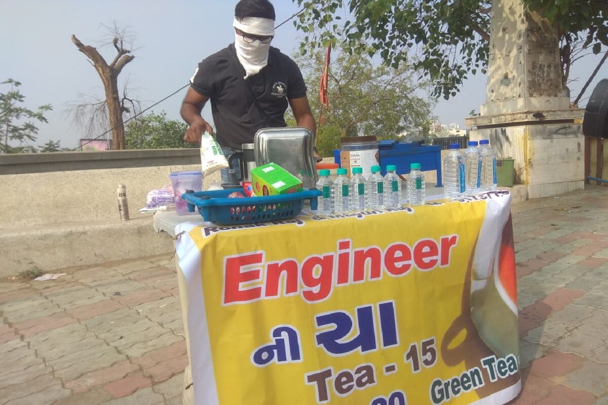 રોનકનું કહેવું છે કે મેં પ્રાઇવેટ કંપનીઓમાં નોકરી શોધવાનો પ્રયાસ તો કર્યો સાથે-સાથે સરકારી સ્પર્ધાત્મક પરીક્ષાઓ માટે પણ પ્રયાસ કરી જોયો. આટઆટલી મહેનત છતાં નોકરી મળી ન હતી. તે કહે છે કે તેના જેવા કેટલાય યુવાનોની આ વ્યથા છે. જોકે હાલ મેં ચા ના સ્ટોલથી શરૂઆત કરી છે અને મારા આ બિઝનેસની શરૂઆત આગળ સફળતાનાં દ્વાર ખોલશે. રોનકનું કહેવું છે કે મેં પ્રાઇવેટ કંપનીઓમાં નોકરી શોધવાનો પ્રયાસ તો કર્યો સાથે-સાથે સરકારી સ્પર્ધાત્મક પરીક્ષાઓ માટે પણ પ્રયાસ કરી જોયો. આટઆટલી મહેનત છતાં નોકરી મળી ન હતી. તે કહે છે કે તેના જેવા કેટલાય યુવાનોની આ વ્યથા છે. જોકે હાલ મેં ચા ના સ્ટોલથી શરૂઆત કરી છે અને મારા આ બિઝનેસની શરૂઆત આગળ સફળતાનાં દ્વાર ખોલશે.