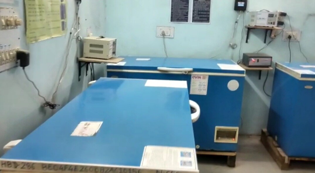 વેક્સિન આપવા માટે ગુજરાતનાં આરોગ્ય વિભાગે આપેલી સૂચના પ્રમાણે 50થી વધુ ઉંમરની વ્યક્તિઓ અને 50 વર્ષની નીચેની વ્યક્તિઓ કે જેઓ અન્ય રોગ ધરાવતા હોય તેમનો ડેટાબેઝ તૈયાર કરવાનું કહેવામાં આવ્યું છે. આ ડેટા બેઈઝ તૈયાર કરવા માટે 10થી 13 ડિસેમ્બરના રોજ મતદાન મથકના વિસ્તાર મુજબ વિવિધ સર્વે ટીમો દ્વારા હાઉસ ટુ હાઉસ સર્વે કરી વ્યકિતની ઉંમરથી લઈ તેનો મોબાઈલ નંબર સહિત, તે જો કોઈ પ્રકારના રોગથી પીડાતો હોય તો એની પણ અલગથી નોંધ કરવા આદેશ કરવામાં આવ્યો છે. 14થી 16 ડિસેમ્બર સુધીમાં બે અલગ પ્રકારના ડેટાબેઈઝ તૈયાર કરવા તમામ મ્યુનિસિપલ કોર્પોરેશન, કલેકટર હસ્તકના વિસ્તારો માટે રાજયના આરોગ્ય વિભાગ તરફથી કામગીરી કરવાનો આદેશ અપાયો છે. વેક્સિન આપવા માટે ગુજરાતનાં આરોગ્ય વિભાગે આપેલી સૂચના પ્રમાણે 50થી વધુ ઉંમરની વ્યક્તિઓ અને 50 વર્ષની નીચેની વ્યક્તિઓ કે જેઓ અન્ય રોગ ધરાવતા હોય તેમનો ડેટાબેઝ તૈયાર કરવાનું કહેવામાં આવ્યું છે. આ ડેટા બેઈઝ તૈયાર કરવા માટે 10થી 13 ડિસેમ્બરના રોજ મતદાન મથકના વિસ્તાર મુજબ વિવિધ સર્વે ટીમો દ્વારા હાઉસ ટુ હાઉસ સર્વે કરી વ્યકિતની ઉંમરથી લઈ તેનો મોબાઈલ નંબર સહિત, તે જો કોઈ પ્રકારના રોગથી પીડાતો હોય તો એની પણ અલગથી નોંધ કરવા આદેશ કરવામાં આવ્યો છે. 14થી 16 ડિસેમ્બર સુધીમાં બે અલગ પ્રકારના ડેટાબેઈઝ તૈયાર કરવા તમામ મ્યુનિસિપલ કોર્પોરેશન, કલેકટર હસ્તકના વિસ્તારો માટે રાજયના આરોગ્ય વિભાગ તરફથી કામગીરી કરવાનો આદેશ અપાયો છે.