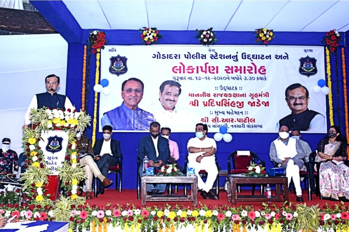 કિર્તેશ પટેલ, સુરત : સુરતમાં 31માં પોલીસ સ્ટેશનનો લોકાર્પણ કાર્યક્રમ ગઈકાલે યોજાઈ ગયો. આ પોલીસ સ્ટેશનના ખાતમહૂર્તમાં રાજ્યના ગૃહમંત્રી પ્રદિપસિંહ જાડેજા અને ડીજીપી તેમજ પોલીસ કમિશનર સાથે હોવાને લઈને સમગ્ર ગોડાદરા વિસ્તારને પોલીસ છાવણીમાં ફેરવી નાખવામાં આવ્યો હતો. છતાં જે વિસ્તારમાં કાર્યક્રમ યોજાયો તેની નજીકથી જ ફોન સ્નેચિંગની ઘટના સામે આવી છે. આમ નવા પોલીસ સ્ટેશનનું ખાતમહૂર્ત કરતાં ગઠિયાઓએ પહેલાં દિવસથી ગોડાદરા પોલીસને ચેલેન્જ ફેંકી દીધી છે. કિર્તેશ પટેલ, સુરત : સુરતમાં 31માં પોલીસ સ્ટેશનનો લોકાર્પણ કાર્યક્રમ ગઈકાલે યોજાઈ ગયો. આ પોલીસ સ્ટેશનના ખાતમહૂર્તમાં રાજ્યના ગૃહમંત્રી પ્રદિપસિંહ જાડેજા અને ડીજીપી તેમજ પોલીસ કમિશનર સાથે હોવાને લઈને સમગ્ર ગોડાદરા વિસ્તારને પોલીસ છાવણીમાં ફેરવી નાખવામાં આવ્યો હતો. છતાં જે વિસ્તારમાં કાર્યક્રમ યોજાયો તેની નજીકથી જ ફોન સ્નેચિંગની ઘટના સામે આવી છે. આમ નવા પોલીસ સ્ટેશનનું ખાતમહૂર્ત કરતાં ગઠિયાઓએ પહેલાં દિવસથી ગોડાદરા પોલીસને ચેલેન્જ ફેંકી દીધી છે.