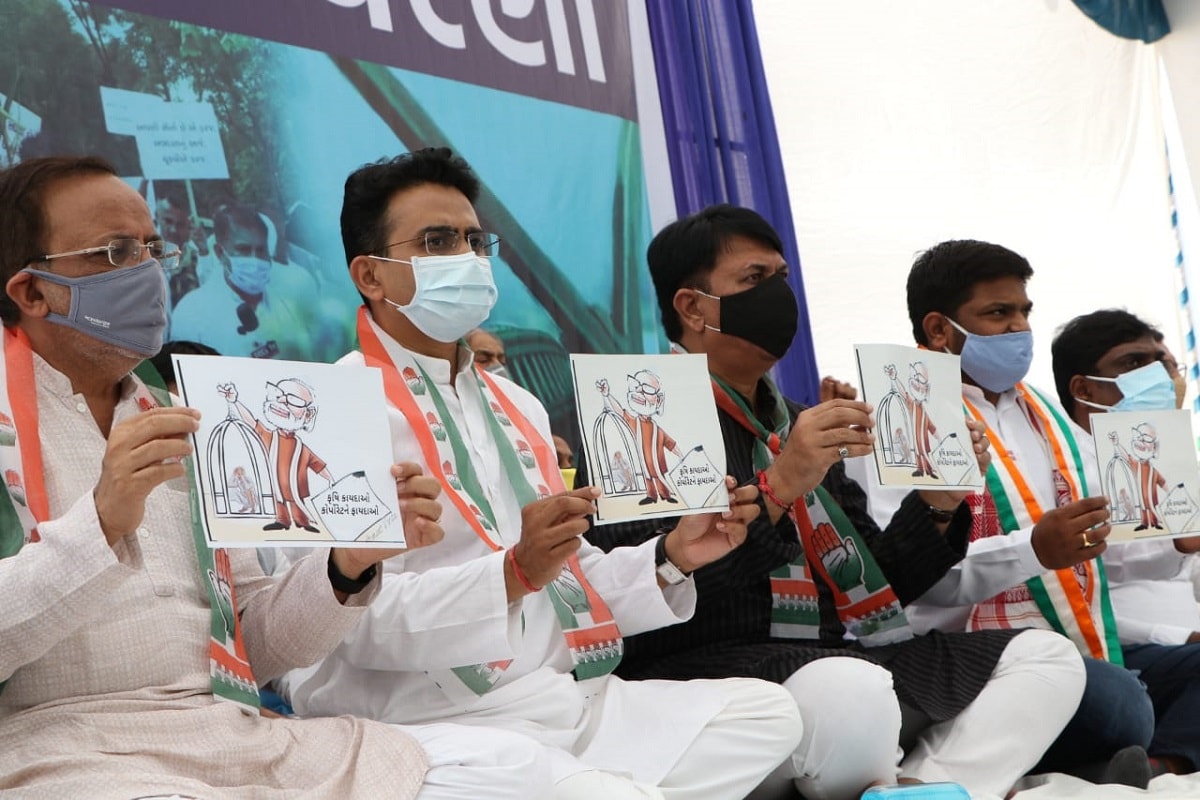 નવા કૃષિ કાયદાના વિરોધમાં દિલ્હી સરહદ પર ખેડૂતોના આંદોલનનો આજે 11મો દિવસ છે. ત્યાં હજારોનીસંખ્યામાં ખેડૂતો પ્રદર્શન કરી રહ્યાં છે. આ ખેડૂત આંદોલનને ગુજરાત કોંગ્રેસે પણ પોતાનો ટેકો જાહેર કર્યો છે. ગુજરાત કોંગ્રેસ આજે, રવિવારે, ગાંધીનગરના સેક્ટર-6 સ્થિત સત્યાગ્રહ છાવણીમાં ધરણાં પ્રદર્શન કરી રહ્યાં છે. જેમાં ગુજરાત કોંગ્રેસના પ્રભારી રાજીવ સાતવ, અમિત ચાવડા, હાર્દિક પટેલ, અર્જૂનભાઇ મોઢવાડિયા અને વિપક્ષ નેતા પરેશ ધાનાણી પણ ઉપસ્થિત રહ્યાં છે. નવા કૃષિ કાયદાના વિરોધમાં દિલ્હી સરહદ પર ખેડૂતોના આંદોલનનો આજે 11મો દિવસ છે. ત્યાં હજારોનીસંખ્યામાં ખેડૂતો પ્રદર્શન કરી રહ્યાં છે. આ ખેડૂત આંદોલનને ગુજરાત કોંગ્રેસે પણ પોતાનો ટેકો જાહેર કર્યો છે. ગુજરાત કોંગ્રેસ આજે, રવિવારે, ગાંધીનગરના સેક્ટર-6 સ્થિત સત્યાગ્રહ છાવણીમાં ધરણાં પ્રદર્શન કરી રહ્યાં છે. જેમાં ગુજરાત કોંગ્રેસના પ્રભારી રાજીવ સાતવ, અમિત ચાવડા, હાર્દિક પટેલ, અર્જૂનભાઇ મોઢવાડિયા અને વિપક્ષ નેતા પરેશ ધાનાણી પણ ઉપસ્થિત રહ્યાં છે.