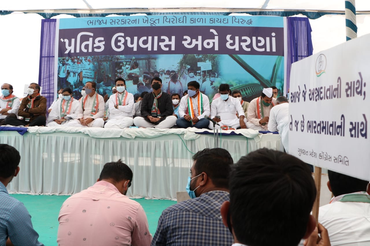 કૉંગ્રેસ પ્રદેશ પ્રમુખ અમિત ચાવડા આ ધરણામાં કાળા કપડા પહેરીને આવ્યા હતા. તેમણે આ બિલને કાળો કાયદો ગણાવ્યો હતો. તેમણે જણાવ્યું હતુ કે, 'આખા દેશમાં ભાજપની કિસાન વિરોધી નીતિઓને કારણે ખેડૂતો આંદોલનના માર્ગે છે. છેલ્લા કેટલા દિવસથી કિસાન કડકડતી ઠંડીમાં રસ્તા પર બેસીને વિરોધ કરી રહ્યાં છે. સરકાર વાટાઘાટો કરીને આ પ્રશ્નનું નિવારણ લાવવાને બદલે કિશાન પર અત્યાચાર કરી રહી છે.આ સંજોગોમાં કિશાનોના સમર્થનમાં તેમના આંદોલનના સમર્થનમાં કૉંગ્રેસ ઉભી છે. ગુજરાત કૉંગ્રેસ પહેલા જિલ્લા કક્ષાએ આંદોલનો થયા અને આજે પ્રદેશ કક્ષાએ ધરણા અને પ્રતિક ઉપવાસનો કાર્યક્રમ છે. સરકારને સ્પષ્ટ કહેવા માંગીએ છીએ કે, તમે અન્નદાતાને દુખી કરીને તમે ક્યાંય સત્તા ટકાવી નહીં શકો.આજે ખેડૂત રસ્તા પર ઉતર્યો છે તેના સમર્થનમાં આખો દેશ રસ્તા પર ઉતરશે. સરકારની નીતિ અને નિયત બંન્ને કિસાન વિરોધી છે'. કૉંગ્રેસ પ્રદેશ પ્રમુખ અમિત ચાવડા આ ધરણામાં કાળા કપડા પહેરીને આવ્યા હતા. તેમણે આ બિલને કાળો કાયદો ગણાવ્યો હતો. તેમણે જણાવ્યું હતુ કે, 'આખા દેશમાં ભાજપની કિસાન વિરોધી નીતિઓને કારણે ખેડૂતો આંદોલનના માર્ગે છે. છેલ્લા કેટલા દિવસથી કિસાન કડકડતી ઠંડીમાં રસ્તા પર બેસીને વિરોધ કરી રહ્યાં છે. સરકાર વાટાઘાટો કરીને આ પ્રશ્નનું નિવારણ લાવવાને બદલે કિશાન પર અત્યાચાર કરી રહી છે.આ સંજોગોમાં કિશાનોના સમર્થનમાં તેમના આંદોલનના સમર્થનમાં કૉંગ્રેસ ઉભી છે. ગુજરાત કૉંગ્રેસ પહેલા જિલ્લા કક્ષાએ આંદોલનો થયા અને આજે પ્રદેશ કક્ષાએ ધરણા અને પ્રતિક ઉપવાસનો કાર્યક્રમ છે. સરકારને સ્પષ્ટ કહેવા માંગીએ છીએ કે, તમે અન્નદાતાને દુખી કરીને તમે ક્યાંય સત્તા ટકાવી નહીં શકો.આજે ખેડૂત રસ્તા પર ઉતર્યો છે તેના સમર્થનમાં આખો દેશ રસ્તા પર ઉતરશે. સરકારની નીતિ અને નિયત બંન્ને કિસાન વિરોધી છે'.