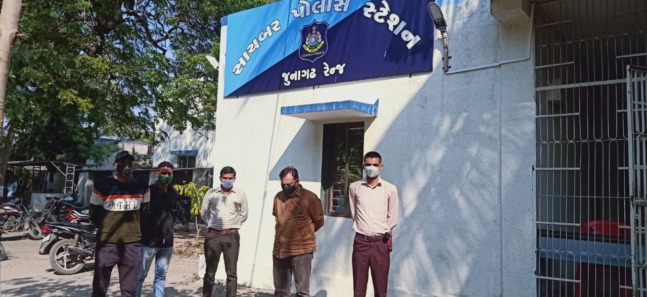 ત્યારે જૂનાગઢ રેંજ આઈજી દ્વારા આવા ફરાર થઈ ગયેલા ગૂનેગારોને પકડી લેવા સૂચના આપવામાં આવેલી ત્યારે રેંજ સાઈબર ક્રાઈમ પી.આઈ કે. કે. ઝાલાને માહિતી મળી હતી કે, આરોપી સુરેશ તન્ના મુંબઈ છે. માહિતીના આધારે સાઈબર ક્રાઈમના પી.એસ.આઈ એસ. જી. ચાવડા સહિતનો સ્ટાફ મુંબઈના ભાયંદરમા પહોંચ્યો હતો અને ત્યાં શિવસેનાવાળી ગલીમાં સુરેશ તન્ના આવતો હોય છે તેવી માહિતી મળી હતી. ત્યાં સમગ્ર સ્ટાફ દ્વારા ખરાઈ કરતા આરોપી સુરેશ તન્ના સાઈબર ક્રાઈમના હાથે ઝડપાઇ ગયો હતો. ત્યારે જૂનાગઢ રેંજ આઈજી દ્વારા આવા ફરાર થઈ ગયેલા ગૂનેગારોને પકડી લેવા સૂચના આપવામાં આવેલી ત્યારે રેંજ સાઈબર ક્રાઈમ પી.આઈ કે. કે. ઝાલાને માહિતી મળી હતી કે, આરોપી સુરેશ તન્ના મુંબઈ છે. માહિતીના આધારે સાઈબર ક્રાઈમના પી.એસ.આઈ એસ. જી. ચાવડા સહિતનો સ્ટાફ મુંબઈના ભાયંદરમા પહોંચ્યો હતો અને ત્યાં શિવસેનાવાળી ગલીમાં સુરેશ તન્ના આવતો હોય છે તેવી માહિતી મળી હતી. ત્યાં સમગ્ર સ્ટાફ દ્વારા ખરાઈ કરતા આરોપી સુરેશ તન્ના સાઈબર ક્રાઈમના હાથે ઝડપાઇ ગયો હતો.