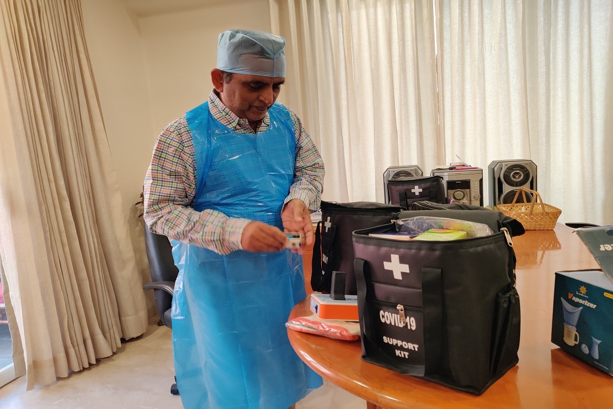 પોલીસ વિભાગના કર્મીઓ ફરી કોરોનાની ઝપેટમાં આવી રહ્યા છે. અત્યારે હાલ 200થી વધુ એક્ટિવ કેસ તેના માટે કોરોના ટેસ્ટની યોગ્ય સવલતો કરાઈ રહી છે અને તેનું મોનિટરીંગ એડમીન જેસીપી અજય ચૌધરી કરી રહ્યા છે. શહેરમાં આવેલા અર્બન હેલ્થ સેન્ટરમાં પોલીસ માટે ખાસ કેમ્પ ઉભા કરાયા છે. અર્બન હેલ્થ સેન્ટરમાં પોલીસ માટે ટેસ્ટિંગ કરાઈ રહ્યા છે. સાથે સાથે જે પોલીસકર્મીઓ કોરોના પોઝિટિવ આવે તે લોકો માટે ત્રણ કીટ પણ તૈયાર કરી અપાઈ રહી છે. પ્રી કોવિડ, ડ્યુરિંગ કોવિડ અને પોસ્ટ કોવિડ આમ ત્રણ કીટ આપવામાં આવી રહી છે. જેનાથી પોલીસકર્મીઓ ઘરે જ રહીને પોતાની તબિયત સુધારી શકે. સાથે સાથે તમામ પોલીસ સ્ટેશનમાં આ કીટ, ટેમ્પરેચર ગન, પલ્સ ચેકીંગ મશીન પણ મુકાયા છે. પોલીસ વિભાગના કર્મીઓ ફરી કોરોનાની ઝપેટમાં આવી રહ્યા છે. અત્યારે હાલ 200થી વધુ એક્ટિવ કેસ તેના માટે કોરોના ટેસ્ટની યોગ્ય સવલતો કરાઈ રહી છે અને તેનું મોનિટરીંગ એડમીન જેસીપી અજય ચૌધરી કરી રહ્યા છે. શહેરમાં આવેલા અર્બન હેલ્થ સેન્ટરમાં પોલીસ માટે ખાસ કેમ્પ ઉભા કરાયા છે. અર્બન હેલ્થ સેન્ટરમાં પોલીસ માટે ટેસ્ટિંગ કરાઈ રહ્યા છે. સાથે સાથે જે પોલીસકર્મીઓ કોરોના પોઝિટિવ આવે તે લોકો માટે ત્રણ કીટ પણ તૈયાર કરી અપાઈ રહી છે. પ્રી કોવિડ, ડ્યુરિંગ કોવિડ અને પોસ્ટ કોવિડ આમ ત્રણ કીટ આપવામાં આવી રહી છે. જેનાથી પોલીસકર્મીઓ ઘરે જ રહીને પોતાની તબિયત સુધારી શકે. સાથે સાથે તમામ પોલીસ સ્ટેશનમાં આ કીટ, ટેમ્પરેચર ગન, પલ્સ ચેકીંગ મશીન પણ મુકાયા છે.