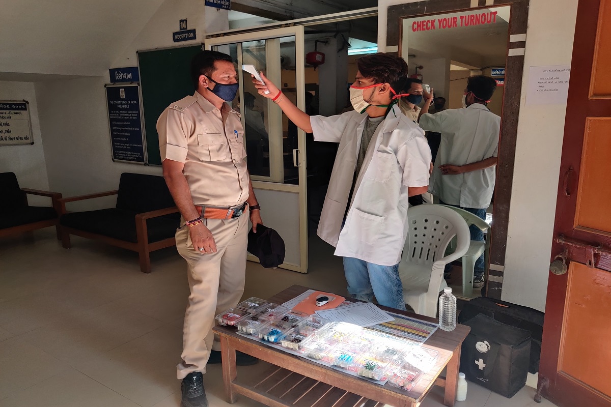ત્રણ પ્રકારની આ કીટ તૈયાર કરનાર ચેરમેન અને ઓનલાઈન ટેલિમેડીસીન રિસર્ચ ઇન્સ્ટિટ્યૂટના ચીફ સાયન્ટિસ્ટ રાગેશ શાહે જણાવ્યું હતું કે હાલ તેઓએ પ્રી કોવિડ કીટ, પોસ્ટ કોવિડ કીટ અને ડ્યુરિંગ કોવિડ કીટ તૈયાર કરી છે. પ્રી કોવિડ કીટમાં આયુર્વેદિક દવાઓ, ટેમ્પરેચર મશીન અને નાશ લેવાનું મશીન મુકાયું છે. ડ્યુરિંગ કોવિડ કીટમાં ડીસીઝ મેડિસિન, પલ્સ ચેક મશીન, નાશ લેવાના મશીન, દવાઓ અને ટેલી મેડીસીનના ઉપાયો છે. પોસ્ટ કોવિડ માટે આયુર્વેદિક દવાઓ અને અન્ય સામગ્રી છે. આ કિટમાં પોલીસકર્મીઓને આસાનીથી ડૉક્ટરી સલાહ મળી રહે તે માટે ઓનલાઈન કનેક્શનની માહિતી પણ અપાઈ છે. ત્રણ પ્રકારની આ કીટ તૈયાર કરનાર ચેરમેન અને ઓનલાઈન ટેલિમેડીસીન રિસર્ચ ઇન્સ્ટિટ્યૂટના ચીફ સાયન્ટિસ્ટ રાગેશ શાહે જણાવ્યું હતું કે હાલ તેઓએ પ્રી કોવિડ કીટ, પોસ્ટ કોવિડ કીટ અને ડ્યુરિંગ કોવિડ કીટ તૈયાર કરી છે. પ્રી કોવિડ કીટમાં આયુર્વેદિક દવાઓ, ટેમ્પરેચર મશીન અને નાશ લેવાનું મશીન મુકાયું છે. ડ્યુરિંગ કોવિડ કીટમાં ડીસીઝ મેડિસિન, પલ્સ ચેક મશીન, નાશ લેવાના મશીન, દવાઓ અને ટેલી મેડીસીનના ઉપાયો છે. પોસ્ટ કોવિડ માટે આયુર્વેદિક દવાઓ અને અન્ય સામગ્રી છે. આ કિટમાં પોલીસકર્મીઓને આસાનીથી ડૉક્ટરી સલાહ મળી રહે તે માટે ઓનલાઈન કનેક્શનની માહિતી પણ અપાઈ છે.