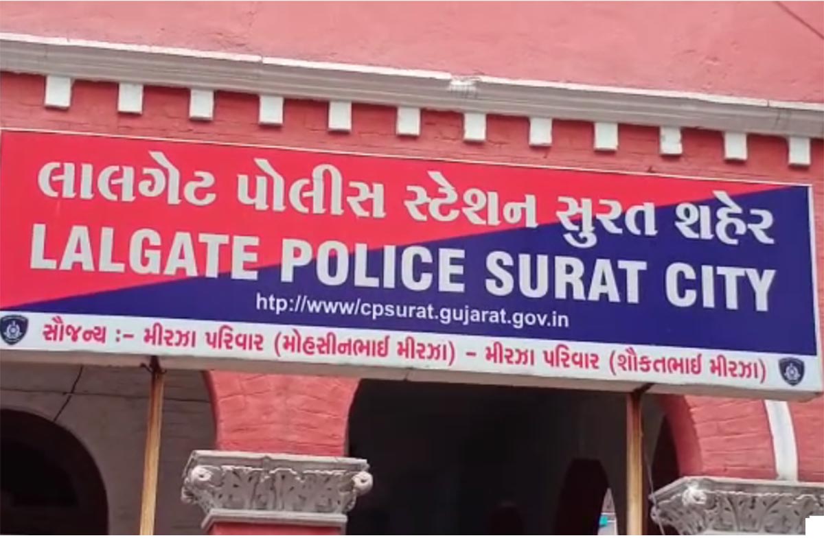 મહિલા જ્યારે આ હરકતો વિશે તેની મિત્ર અને યુવકની પત્નીને ફરિયાદ કરવા ગઈ હતી ત્યારે યુવાને ફરિયાદ સાથે મારામારી કરી હતી. બાદમાં ફરિયાદી એહતેશામે મહિલાને ધમકી આપી હતી કે, જો મારી નહીં થાય તો અકસ્માત કરાવીને મરાવી દઇશ અથવા મોઢા પર એસિડ ફેંકી દેશે. આખરે મહિલાએ યુવકની સતત પઝવણી અને છેડતીથી પરેશાન થઈને એહતેશામ વિરુદ્ધ લાલગેટ પોલીસ સ્ટેશનમાં એસિડ એટેકની ધમકી અને છેડતીની ફરિયાદ નોંધાવી છે. આ મામલે પોલીસે ગુનો નોંધીને આરોપીને ઝડપી પાડવા માટે કવાયત હાથ ધરી છે. મહિલા જ્યારે આ હરકતો વિશે તેની મિત્ર અને યુવકની પત્નીને ફરિયાદ કરવા ગઈ હતી ત્યારે યુવાને ફરિયાદ સાથે મારામારી કરી હતી. બાદમાં ફરિયાદી એહતેશામે મહિલાને ધમકી આપી હતી કે, જો મારી નહીં થાય તો અકસ્માત કરાવીને મરાવી દઇશ અથવા મોઢા પર એસિડ ફેંકી દેશે. આખરે મહિલાએ યુવકની સતત પઝવણી અને છેડતીથી પરેશાન થઈને એહતેશામ વિરુદ્ધ લાલગેટ પોલીસ સ્ટેશનમાં એસિડ એટેકની ધમકી અને છેડતીની ફરિયાદ નોંધાવી છે. આ મામલે પોલીસે ગુનો નોંધીને આરોપીને ઝડપી પાડવા માટે કવાયત હાથ ધરી છે.