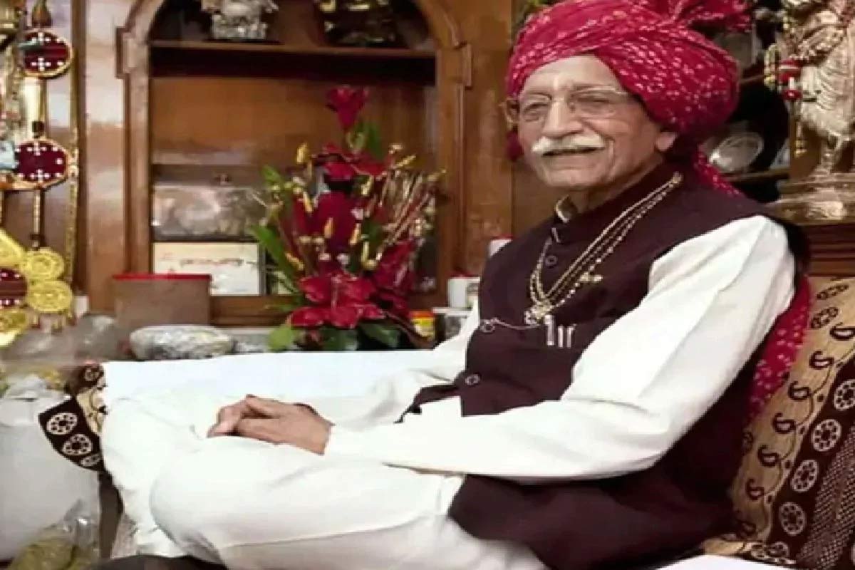 ધર્મપાલજીના પરિવારમાં એક દીકરો અને છ દીકરીઓ છે. તેમનો દીકરો સમગ્ર કારોબારનું ઓપરેશન સંભાળે છે તો છ દીકરીઓ ક્ષેત્રીય આધાર પર ડિસ્ટ્રીબ્યૂશન જોવાનું કામ કરે છે. ધર્મપાલજીએ માત્ર ધોરણ-5 સુધીનો અભ્યાસ કર્યો હતો. તેઓ શરૂઆતમાં પોતાના પિતાના મસાલાના બિઝનેસથી અલગ વેપારમાં હાથ અજમાવીને સફળ થવા માંગતા હતા. તેના માટે તેઓએ સિયાલકોટમાં રહીને અનેક પ્રકારના બિઝનેસ અજમાવી જોયા પરંતુ તેઓ કોઈમાં પણ સફળ ન થયા. (ફાઇલ તસવીર) ધર્મપાલજીના પરિવારમાં એક દીકરો અને છ દીકરીઓ છે. તેમનો દીકરો સમગ્ર કારોબારનું ઓપરેશન સંભાળે છે તો છ દીકરીઓ ક્ષેત્રીય આધાર પર ડિસ્ટ્રીબ્યૂશન જોવાનું કામ કરે છે. ધર્મપાલજીએ માત્ર ધોરણ-5 સુધીનો અભ્યાસ કર્યો હતો. તેઓ શરૂઆતમાં પોતાના પિતાના મસાલાના બિઝનેસથી અલગ વેપારમાં હાથ અજમાવીને સફળ થવા માંગતા હતા. તેના માટે તેઓએ સિયાલકોટમાં રહીને અનેક પ્રકારના બિઝનેસ અજમાવી જોયા પરંતુ તેઓ કોઈમાં પણ સફળ ન થયા. (ફાઇલ તસવીર)