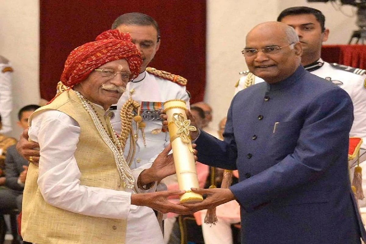 MDH મસાલાના માલિક મહાશય ધર્મપાલ ગુલાટીને વર્ષ 2019માં રાષ્ટ્રપતિ રામનાથ કોવિંદે પદ્મ ભૂષણથી સન્માનિત કર્યા હતા. તેઓએ દિલ્હીમાં 20 સ્કૂલ અને અનેક હૉસ્પિટલ શરૂ કરી છે. તેમની કં૫ની કોન્ટ્રાક્ટ ફાર્મિંગ પણ કરે છે. તેમના મસાલાનો મુખ્ય સ્ત્રોત કર્ણાટક અને રાજસ્થાન ઉપરાંત ઈરાન અને અફઘાનિસ્તાન છે. (ફાઇલ તસવીર) MDH મસાલાના માલિક મહાશય ધર્મપાલ ગુલાટીને વર્ષ 2019માં રાષ્ટ્રપતિ રામનાથ કોવિંદે પદ્મ ભૂષણથી સન્માનિત કર્યા હતા. તેઓએ દિલ્હીમાં 20 સ્કૂલ અને અનેક હૉસ્પિટલ શરૂ કરી છે. તેમની કં૫ની કોન્ટ્રાક્ટ ફાર્મિંગ પણ કરે છે. તેમના મસાલાનો મુખ્ય સ્ત્રોત કર્ણાટક અને રાજસ્થાન ઉપરાંત ઈરાન અને અફઘાનિસ્તાન છે. (ફાઇલ તસવીર)