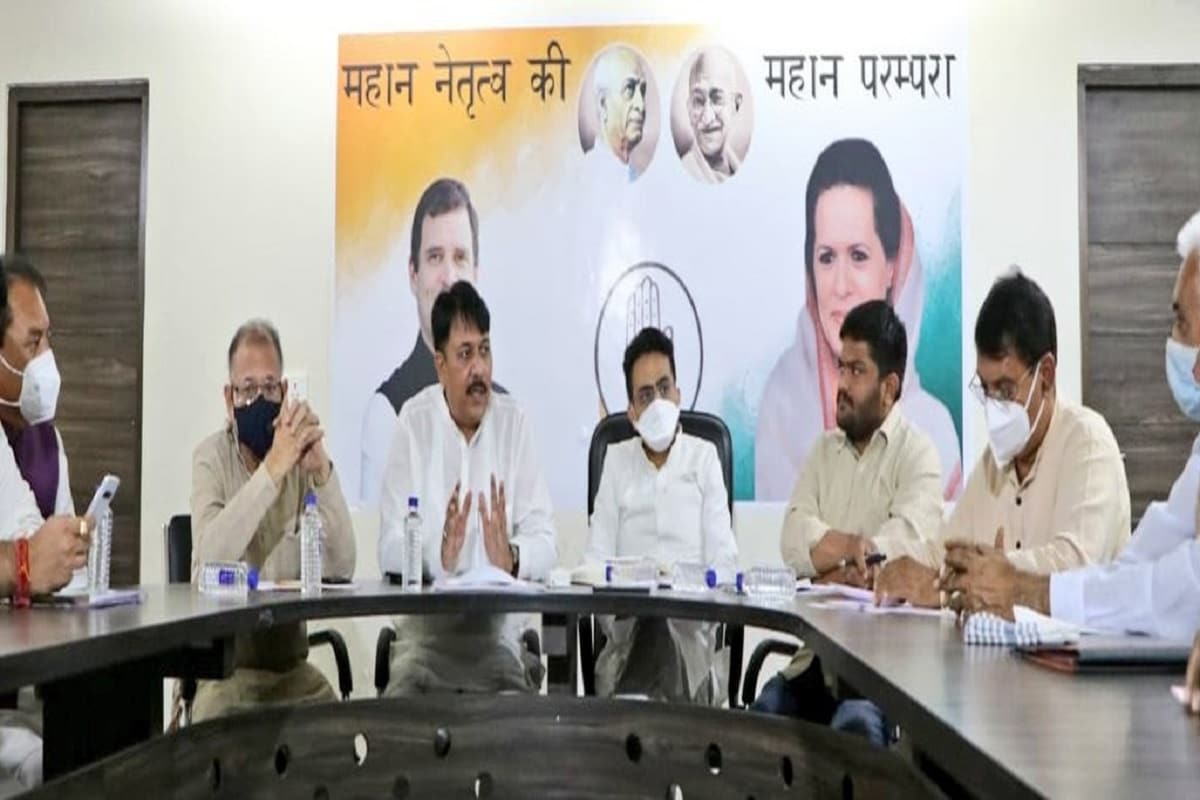 કોંગ્રેસ કાર્યાલય ખાતે મહાનગરપાલિકાની બેઠક બાદ ચૂંટણી ઢંઢેરા મુદ્દે કોંગ્રેસ સીનિયર નેતાઓ વચ્ચે વર્ચ્યુયલ બેઠક યોજાઇ હતી. ચૂંટણી ઢંઢેરા કમિટીના ચેરમેન સભ્યો સાથે પ્રભારી અને પ્રમુખ આ બેઠકમાં જોડાયા હતા. કોંગ્રેસ અર્બન અને રૂરલ બંને ક્ષેત્રના ચૂંટણી ઢંઢેરા અલગ-અલગ તૈયાર કરશે. જિલ્લા અને શહેરમાં જઈને ચૂંટણી ઢંઢેરા સમિતિ મેનિફેસ્ટો તૈયાર કરશે. કોંગ્રેસ કાર્યાલય ખાતે મહાનગરપાલિકાની બેઠક બાદ ચૂંટણી ઢંઢેરા મુદ્દે કોંગ્રેસ સીનિયર નેતાઓ વચ્ચે વર્ચ્યુયલ બેઠક યોજાઇ હતી. ચૂંટણી ઢંઢેરા કમિટીના ચેરમેન સભ્યો સાથે પ્રભારી અને પ્રમુખ આ બેઠકમાં જોડાયા હતા. કોંગ્રેસ અર્બન અને રૂરલ બંને ક્ષેત્રના ચૂંટણી ઢંઢેરા અલગ-અલગ તૈયાર કરશે. જિલ્લા અને શહેરમાં જઈને ચૂંટણી ઢંઢેરા સમિતિ મેનિફેસ્ટો તૈયાર કરશે.