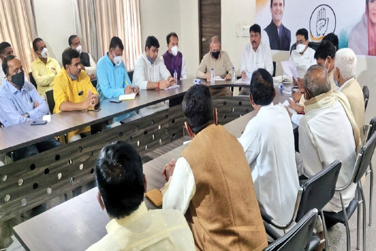 પ્રણવ પટેલ, અમદાવાદ : સ્થાનિક સ્વરાજ્યની ચૂંટણીના પગલે કોંગ્રેસ પક્ષે તૈયારીઓ શરૂ કરી છે. કોંગ્રેસ કાર્યાલય ખાતે બેઠકનો ધમધમાટ છે. પ્રદેશ કોંગ્રેસ પ્રભારી રાજીવ સાતવ, પ્રદેશ કોંગ્રેસ પ્રમુખ અમિત ચાવડા, વિપક્ષ નેતા પરેશ ધાનાણીની આગેવાનીમાં જિલ્લા સ્તરના નેતાઓ સાથે બેઠકો ચાલે છે. કોંગ્રેસ પક્ષ સ્થાનિક કક્ષાએ મુદ્દો લઇ ચૂંટણી ઢંઢેરો નક્કી કરશે. તેના માટે શહેરી વિસ્તાર અને ગ્રામીણ વિસ્તારમાં અલગ અલગ ચૂંટણી ઢંઢેરો તૈયાર કરશે. પ્રણવ પટેલ, અમદાવાદ : સ્થાનિક સ્વરાજ્યની ચૂંટણીના પગલે કોંગ્રેસ પક્ષે તૈયારીઓ શરૂ કરી છે. કોંગ્રેસ કાર્યાલય ખાતે બેઠકનો ધમધમાટ છે. પ્રદેશ કોંગ્રેસ પ્રભારી રાજીવ સાતવ, પ્રદેશ કોંગ્રેસ પ્રમુખ અમિત ચાવડા, વિપક્ષ નેતા પરેશ ધાનાણીની આગેવાનીમાં જિલ્લા સ્તરના નેતાઓ સાથે બેઠકો ચાલે છે. કોંગ્રેસ પક્ષ સ્થાનિક કક્ષાએ મુદ્દો લઇ ચૂંટણી ઢંઢેરો નક્કી કરશે. તેના માટે શહેરી વિસ્તાર અને ગ્રામીણ વિસ્તારમાં અલગ અલગ ચૂંટણી ઢંઢેરો તૈયાર કરશે.