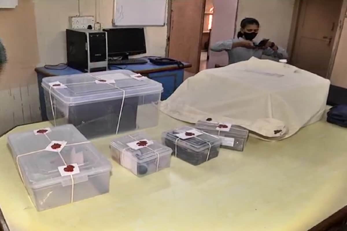 કેતન પટેલ, મહેસાણા: નકલી ચલણી નાણું (fake currency) છાપીને બજારમાં ફરતું કરનાર 3 શખ્સોને મહેસાણા પોલીસે (Mehsana) ઝડપી લીધા છે. આ ત્રણ આરોપીઓ બે કલર પ્રિન્ટરથી (Color printer) નકલી ચલણી નાણાં છાપીને બજારમાં નોટો ફરતી કરી દેતા હતા. જે નકલી નોટો મહેસાણાની બેંકમાં (bank) પહોંચતા નકલી નોટોનો ભાંડો ફૂટી ગયો હતો. કેતન પટેલ, મહેસાણા: નકલી ચલણી નાણું (fake currency) છાપીને બજારમાં ફરતું કરનાર 3 શખ્સોને મહેસાણા પોલીસે (Mehsana) ઝડપી લીધા છે. આ ત્રણ આરોપીઓ બે કલર પ્રિન્ટરથી (Color printer) નકલી ચલણી નાણાં છાપીને બજારમાં નોટો ફરતી કરી દેતા હતા. જે નકલી નોટો મહેસાણાની બેંકમાં (bank) પહોંચતા નકલી નોટોનો ભાંડો ફૂટી ગયો હતો.