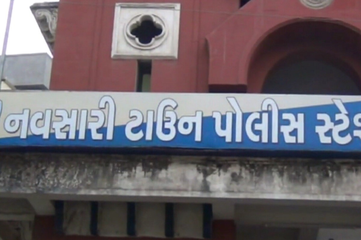 નવસારીમાં રહેતી 17 વર્ષીય સગીરા માતા અને ભાઈ સાથે રહે છે. વર્ષો પહેલા પતિને ગુમાવનાર માતા ખાનગી નોકરી કરીને માંડ માંડ બે છેડા ભેગા કરીને દીકરીને અંગ્રેજી માધ્યમમાં ભણાવે છે. હાલમાં સ્કૂલમાં શિક્ષણ કાર્ય બંધ હોવાથી સગીરા ઘરે રહીને જ ઓનલાઇન ભણતી હતી. નવસારીમાં રહેતી 17 વર્ષીય સગીરા માતા અને ભાઈ સાથે રહે છે. વર્ષો પહેલા પતિને ગુમાવનાર માતા ખાનગી નોકરી કરીને માંડ માંડ બે છેડા ભેગા કરીને દીકરીને અંગ્રેજી માધ્યમમાં ભણાવે છે. હાલમાં સ્કૂલમાં શિક્ષણ કાર્ય બંધ હોવાથી સગીરા ઘરે રહીને જ ઓનલાઇન ભણતી હતી.