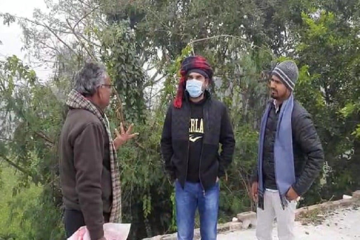 એન્ટરટેઇનમેન્ટ ડેસ્ક: મિર્ઝાપુરમાં તેમનાં કિરદાર કાલીન ભૈયાથી છવાઇ જનારા પંકજ ત્રિપાઠી હાલમાં તેમનાં ગામડે છે. તેઓ બિહારનાં ગોપાલગંજ (Gopalganj) જિલ્લા સ્થિત બરોલીનાં બેલસંડમાં પંકજ ત્રિપાઠી છે. ત્યાં તેમને જોવા માટે તેમનાં ગામનાં અને આડોસ પાડોસનાં ગામનાં લોકો આવી ગયા છે. અને તમામ પકંજ ત્રિપાઠી સાથે સેલ્ફી ક્લિક કરાવવાં ઇચ્છે છે. એન્ટરટેઇનમેન્ટ ડેસ્ક: મિર્ઝાપુરમાં તેમનાં કિરદાર કાલીન ભૈયાથી છવાઇ જનારા પંકજ ત્રિપાઠી હાલમાં તેમનાં ગામડે છે. તેઓ બિહારનાં ગોપાલગંજ (Gopalganj) જિલ્લા સ્થિત બરોલીનાં બેલસંડમાં પંકજ ત્રિપાઠી છે. ત્યાં તેમને જોવા માટે તેમનાં ગામનાં અને આડોસ પાડોસનાં ગામનાં લોકો આવી ગયા છે. અને તમામ પકંજ ત્રિપાઠી સાથે સેલ્ફી ક્લિક કરાવવાં ઇચ્છે છે.