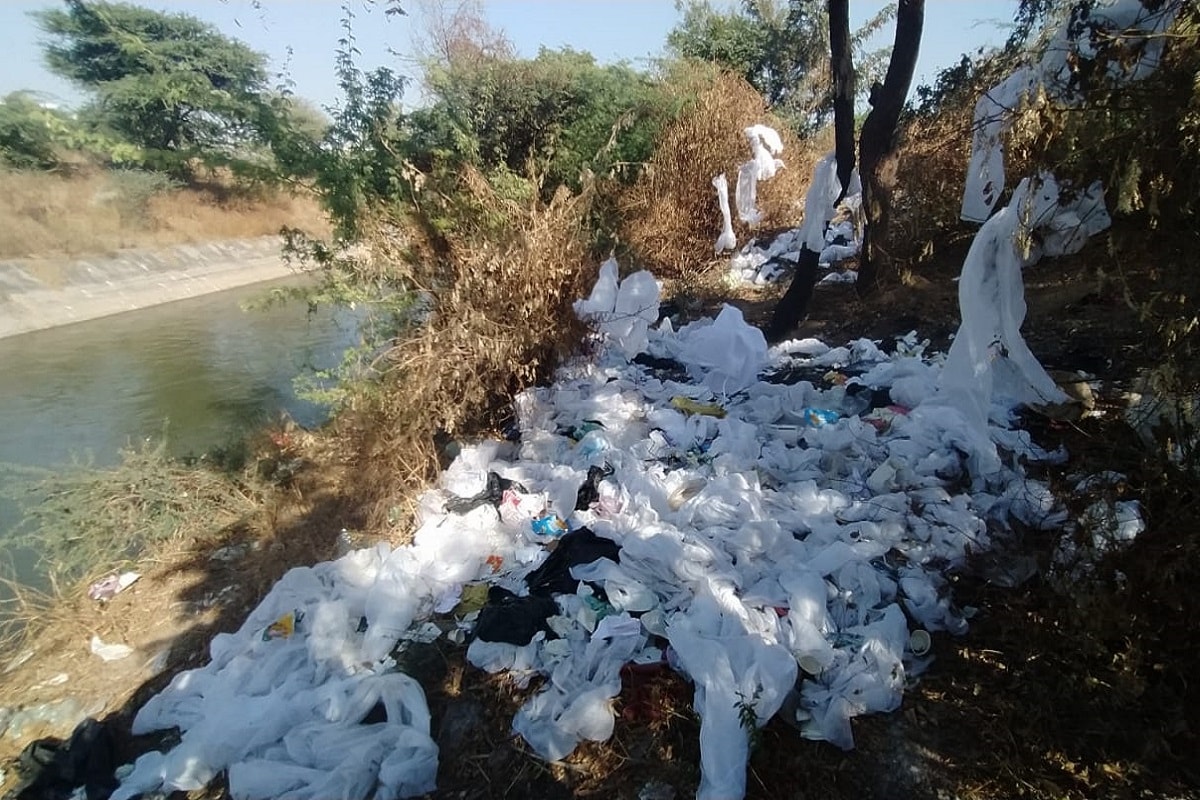 સંજય ટાંક, અમદાવાદ : કોરોના વાયરસના સંક્રમણના કેસ ભલે ઓછા થયા હોય પણ કોરોના ગયો નથી અને એક નાનકડી બેદરકારી મહામારીને ખૂબ મોટું સ્વરૂપ આપી શકે છે તેવું વારંવાર કહેવામાં આવે છે. છતાં હજુ બેદરકારી ઓછી થતી નથી. અને હવે તો ખુદ અમદાવાદ મ્યુનિસિપલ કોર્પોરેશન તંત્રની જ ઘોર બેદરકારી સામે આવી છે. વાસણા બેરેજ પાસે જ કેનાલ આગળ જોવા મળ્યા છે વપરાયેલી PPE કિટના ઢગલા. સંજય ટાંક, અમદાવાદ : કોરોના વાયરસના સંક્રમણના કેસ ભલે ઓછા થયા હોય પણ કોરોના ગયો નથી અને એક નાનકડી બેદરકારી મહામારીને ખૂબ મોટું સ્વરૂપ આપી શકે છે તેવું વારંવાર કહેવામાં આવે છે. છતાં હજુ બેદરકારી ઓછી થતી નથી. અને હવે તો ખુદ અમદાવાદ મ્યુનિસિપલ કોર્પોરેશન તંત્રની જ ઘોર બેદરકારી સામે આવી છે. વાસણા બેરેજ પાસે જ કેનાલ આગળ જોવા મળ્યા છે વપરાયેલી PPE કિટના ઢગલા.