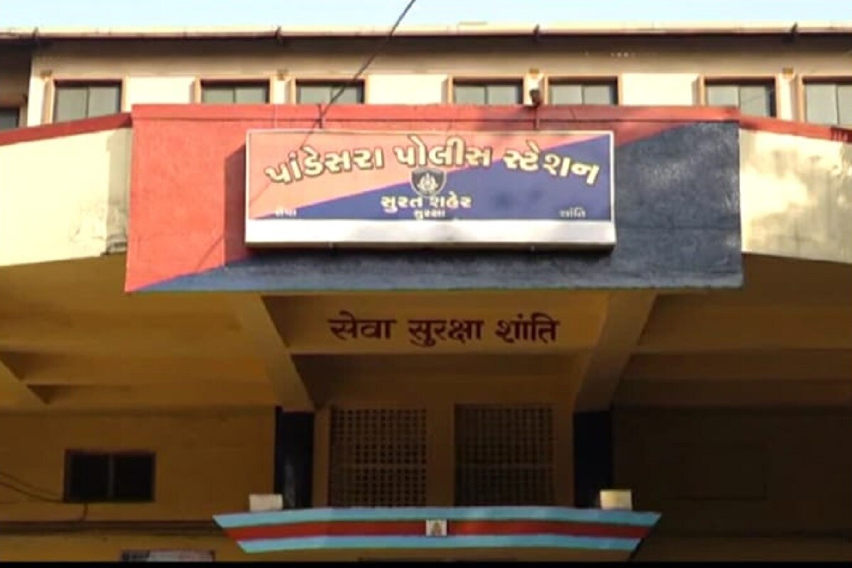 હવસખોરને કડકમાં કડક સજા થાય તે માટે દિવસ રાત જહેમત ઉઠાવી બનાવ બન્યાના 15 દિવસ અને હવસખોર દિનેશ બૈસાણેની ધરપકડના 13 દિવસ બાદ મંગળવારે પાંડેસરા પોલીસે આરોપી સામે દાર્શનીક, સાંયોગીક તથા વૈજ્ઞાનિક પુરાવાઓ ઍકત્ર કરીને કોર્ટમાં કુલ 232 પાનાનું ચાર્જશીટ રજુ કર્યું છે. આરોપીને ઝડપથી સજા થાય તેવા યાસો પોલીસે હાથ ધર્યા છે. હવસખોરને કડકમાં કડક સજા થાય તે માટે દિવસ રાત જહેમત ઉઠાવી બનાવ બન્યાના 15 દિવસ અને હવસખોર દિનેશ બૈસાણેની ધરપકડના 13 દિવસ બાદ મંગળવારે પાંડેસરા પોલીસે આરોપી સામે દાર્શનીક, સાંયોગીક તથા વૈજ્ઞાનિક પુરાવાઓ ઍકત્ર કરીને કોર્ટમાં કુલ 232 પાનાનું ચાર્જશીટ રજુ કર્યું છે. આરોપીને ઝડપથી સજા થાય તેવા યાસો પોલીસે હાથ ધર્યા છે.