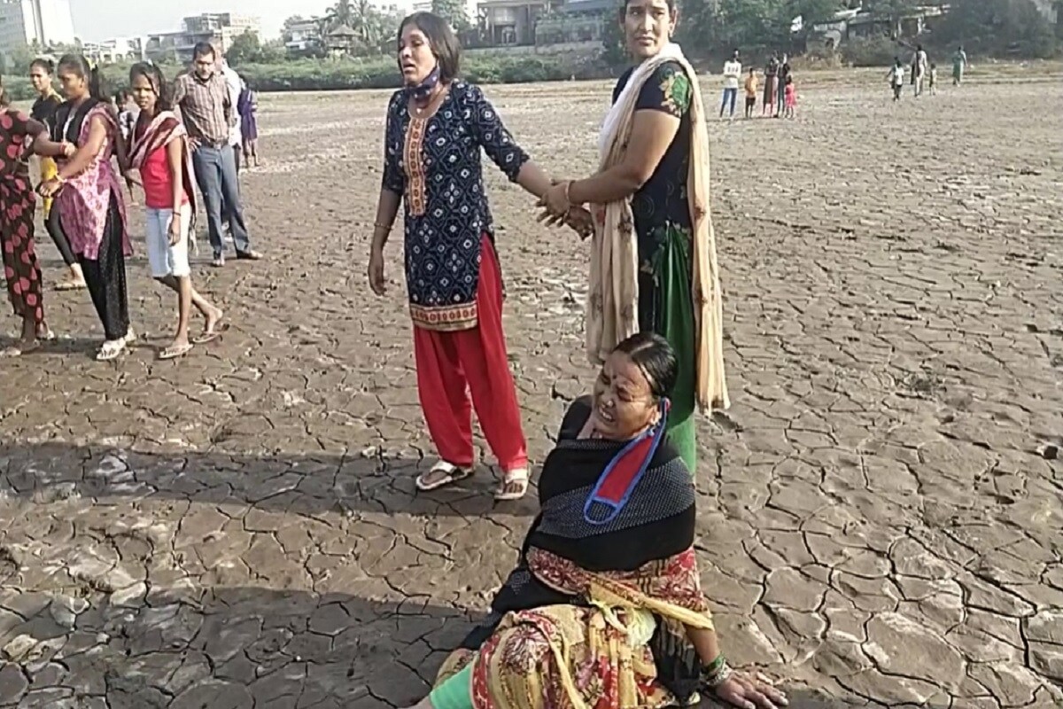 આ બનાવની વિગત એવી છે ગત 9મી ડિસેમ્બરના રોજ સુરતના ઉમરા ગામ ખાતે આવેલા તાપી નદીમાં બપોરના સમયે એકજ પરિવારના ચાર બાળકો તાપી નદી કિનારે રમતા હતા. જોકે અંબાજી મંદિર ખાતે પરિવાર સાથે રહેતા બાળકોમાં કાકા બાપાના આ ચાર બાળકો રમતા રમતા નદી કિનારે આવી પહોંચ્યા હતા. આ બનાવની વિગત એવી છે ગત 9મી ડિસેમ્બરના રોજ સુરતના ઉમરા ગામ ખાતે આવેલા તાપી નદીમાં બપોરના સમયે એકજ પરિવારના ચાર બાળકો તાપી નદી કિનારે રમતા હતા. જોકે અંબાજી મંદિર ખાતે પરિવાર સાથે રહેતા બાળકોમાં કાકા બાપાના આ ચાર બાળકો રમતા રમતા નદી કિનારે આવી પહોંચ્યા હતા.