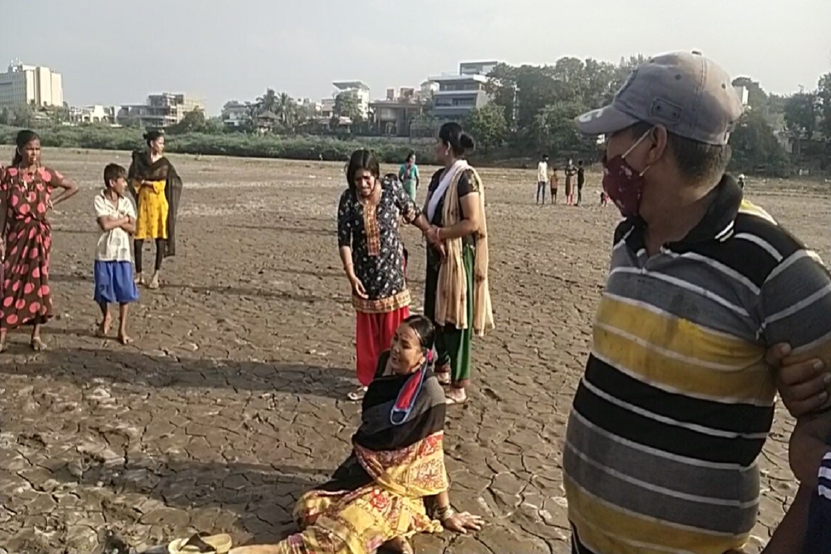 અંબાજી મંદિર ખાતે પરિવાર સાથે રહેતા બાળકોમાં કાકા બાપાના આ ચાર બાળકો રમતા રમતા નદી કિનારે આવી પહોંચ્યા હતા. જોકે ચારે બાળકો નદીમાં ન્હાવા પડ્યા હતા. જેમાંથી એકે બાળક નદીમાંથી બહાર નીકળી ભાગી છૂટ્યો હતો. અને ઘરે જઈને પરિવારને જાણ કરી હતી કે બહેન સાથે મોટા ભાઈઓ દીકરો અને દીકરી પાણીમાં ગરકાવ થઈ ગયા છે. અંબાજી મંદિર ખાતે પરિવાર સાથે રહેતા બાળકોમાં કાકા બાપાના આ ચાર બાળકો રમતા રમતા નદી કિનારે આવી પહોંચ્યા હતા. જોકે ચારે બાળકો નદીમાં ન્હાવા પડ્યા હતા. જેમાંથી એકે બાળક નદીમાંથી બહાર નીકળી ભાગી છૂટ્યો હતો. અને ઘરે જઈને પરિવારને જાણ કરી હતી કે બહેન સાથે મોટા ભાઈઓ દીકરો અને દીકરી પાણીમાં ગરકાવ થઈ ગયા છે.