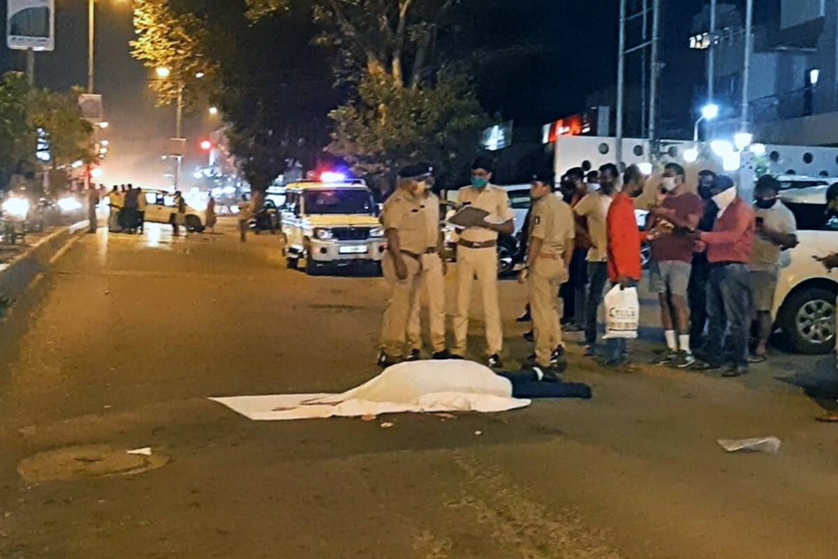 વડોદરા : વડોદરા શહેરમાં (Vadodara Accident) ગઈકાલે રાત્રે થયેલા એક ગમખ્વાર અકસ્માતમાં ટુ-વ્હીલર ચાલકનું ઘટના સ્થળે જ મોત નીપજ્યું હતું. શહેરના ગોત્રી વિસ્તારમાં આવેલા ગોત્રી ચાર રસ્તાથી ગોત્રી (Gotri Bike-Bus Accdient) પોલીસ સ્ટેશન જવાના રસ્તે આવેલી હોટલ તારાસન્સ સામે વડોદરાની જ એક લક્ઝરી બસે ટુ વ્હીલર ચાલકને અડફેટે લેતા તેનું ઘટનાસ્થળે મોત નીપજ્યું હતું. વડોદરા : વડોદરા શહેરમાં (Vadodara Accident) ગઈકાલે રાત્રે થયેલા એક ગમખ્વાર અકસ્માતમાં ટુ-વ્હીલર ચાલકનું ઘટના સ્થળે જ મોત નીપજ્યું હતું. શહેરના ગોત્રી વિસ્તારમાં આવેલા ગોત્રી ચાર રસ્તાથી ગોત્રી (Gotri Bike-Bus Accdient) પોલીસ સ્ટેશન જવાના રસ્તે આવેલી હોટલ તારાસન્સ સામે વડોદરાની જ એક લક્ઝરી બસે ટુ વ્હીલર ચાલકને અડફેટે લેતા તેનું ઘટનાસ્થળે મોત નીપજ્યું હતું.