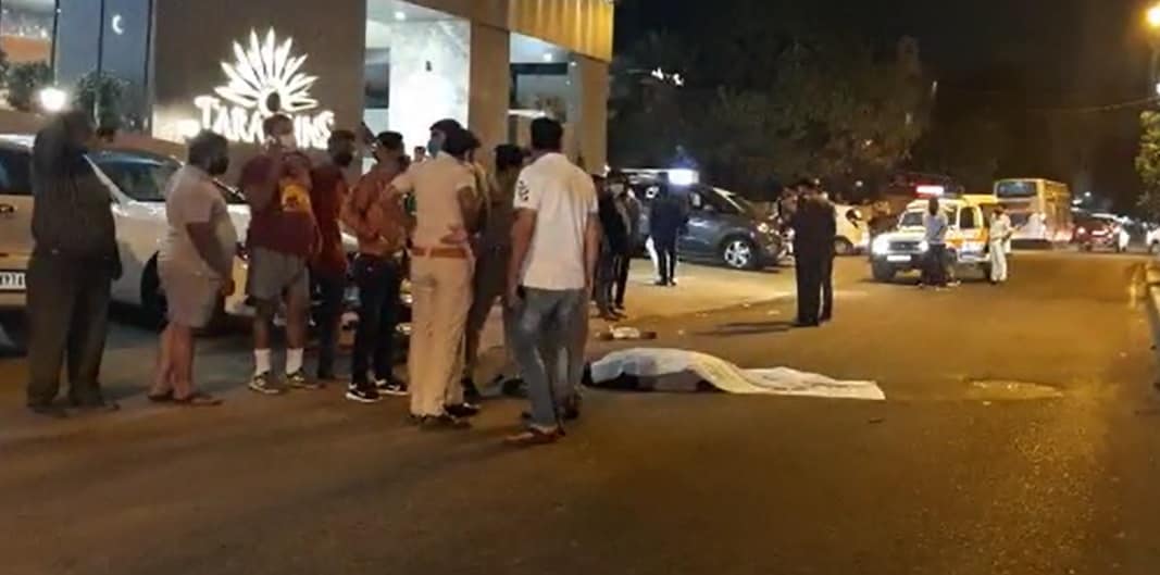 બનાવની વિગત એવી છે કે વડોદરા શહેરના વાસણા-ભાયલી રોડ વિસ્તારમાં રહેતા અનિલ શાહ ગઈકાલે રાત્રે તેમના ટુ-વ્હીલર એક્સેસ પર ઘરે જવા માટે નીકળ્યા હતા. દરમિયાન તેઓ પોતાના વ્યવસાયેથી પરત ઘરે જઈ રહ્યા હતા ત્યારે GJ-06-AX-4327 નંબરની પટેલ ટ્રાવેલ્સનું સાઇન બોર્ડ મારેલી બસ ત્યાંથી પસાર થઈ રહી હતી. આ બસની ટક્કરે કરૂણાંતિકા સર્જી હતી. બનાવની વિગત એવી છે કે વડોદરા શહેરના વાસણા-ભાયલી રોડ વિસ્તારમાં રહેતા અનિલ શાહ ગઈકાલે રાત્રે તેમના ટુ-વ્હીલર એક્સેસ પર ઘરે જવા માટે નીકળ્યા હતા. દરમિયાન તેઓ પોતાના વ્યવસાયેથી પરત ઘરે જઈ રહ્યા હતા ત્યારે GJ-06-AX-4327 નંબરની પટેલ ટ્રાવેલ્સનું સાઇન બોર્ડ મારેલી બસ ત્યાંથી પસાર થઈ રહી હતી. આ બસની ટક્કરે કરૂણાંતિકા સર્જી હતી.