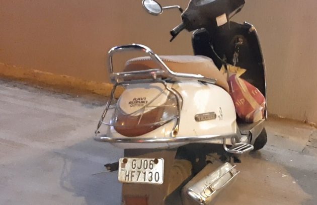 દરમિયાન પોલીસે અકસ્માતનો ભોગ બનનારા અનિલ શાહના પરિવારની શોધખોળ હાથધરી મોડી રાત્રે તેમને જાણકારી આપી હતી. મૃતક અનિલ શાહ લેબોરેટરીના સંચાલક હતા. તેમના મોતના કારણે પરિવાર માથે આભ ફાટી પડ્યું છે. દરમિયાન પોલીસે અકસ્માતનો ભોગ બનનારા અનિલ શાહના પરિવારની શોધખોળ હાથધરી મોડી રાત્રે તેમને જાણકારી આપી હતી. મૃતક અનિલ શાહ લેબોરેટરીના સંચાલક હતા. તેમના મોતના કારણે પરિવાર માથે આભ ફાટી પડ્યું છે.