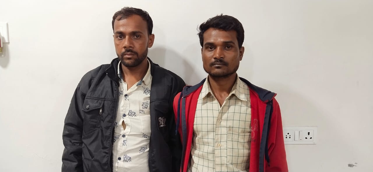 બનાવની વિગત એવી છે કે જિલ્લા એસઓજીને મધ્યપ્રદેશ પાસિંગની બોલેરો પીકઅપ વાનને અટકાવતા અંદરથી ગાંજો મળી આવ્યો હતો. પોલીસે બાતમી મળી હતી કે મધ્યપ્રદેશ પાસિંગની બોલેરોમાં ગાંજો છે. પોલીસે પહેલાંથી જ વોચ ગોઠવેલાી હતી. બનાવની વિગત એવી છે કે જિલ્લા એસઓજીને મધ્યપ્રદેશ પાસિંગની બોલેરો પીકઅપ વાનને અટકાવતા અંદરથી ગાંજો મળી આવ્યો હતો. પોલીસે બાતમી મળી હતી કે મધ્યપ્રદેશ પાસિંગની બોલેરોમાં ગાંજો છે. પોલીસે પહેલાંથી જ વોચ ગોઠવેલાી હતી.