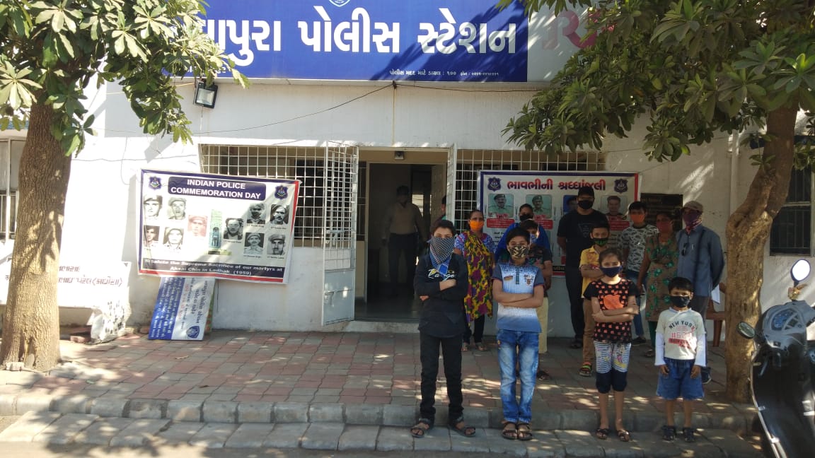 સોસાયટીમાં ગભરાયેલા બાળકો એક સ્થળે ભેગા થયા હતા. બંગલા માલિક સામે કડક કાર્યવાહી કરવા માંગણી કરવામાં આવી છે. સોસાયટીમાં ગભરાયેલા બાળકો એક સ્થળે ભેગા થયા હતા. બંગલા માલિક સામે કડક કાર્યવાહી કરવા માંગણી કરવામાં આવી છે.