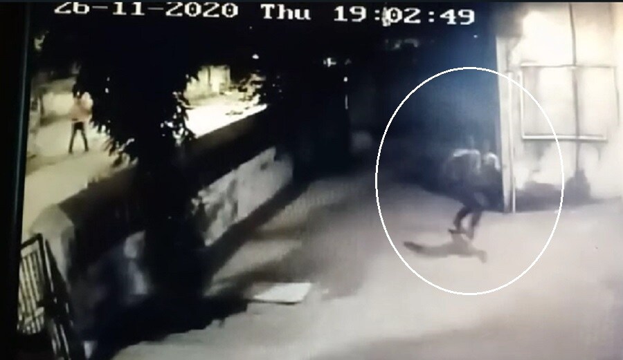 CCTV ફુટેજમાં એપાર્ટમેન્ટ નજીક રમી રહેલા બાળક ઉપર છોડવામાં આવેલા કુતરાના દ્રશ્યો કેદ થયા હતા. આ સાથે બાળકોને લાકડી લઇ મારવા દોડેલા બંગલા માલિકના પુત્રના ફૂટેજ પણ કેદ થયા હતા. CCTV ફુટેજમાં એપાર્ટમેન્ટ નજીક રમી રહેલા બાળક ઉપર છોડવામાં આવેલા કુતરાના દ્રશ્યો કેદ થયા હતા. આ સાથે બાળકોને લાકડી લઇ મારવા દોડેલા બંગલા માલિકના પુત્રના ફૂટેજ પણ કેદ થયા હતા.