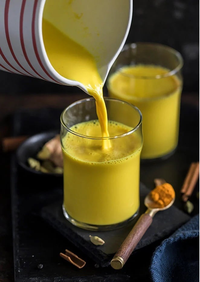શરીરને ગરમ રાખો- શિયાળામાં રુધિરવાહિનીઓમાં સોજાના કારણે ખેંચાણ પણ અનુભવાય છે. આવી સ્થિતિમાં શરીરને શક્ય તેટલું ગરમ રાખવાનો પ્રયાસ કરો. આ માટે, માત્ર હીટર પર જ નહીં, આહાર પર પણ ધ્યાન આપો. ગરમ ખોરાક ખાઓ જે શરીરને અંદરથી ગરમ રાખે છે. જેમ કે હળદરનું સેવન કરો, સુંઢ ગંઠોળા અને કેસરનું સેવન કરવું. શરીરને ગરમ રાખો- શિયાળામાં રુધિરવાહિનીઓમાં સોજાના કારણે ખેંચાણ પણ અનુભવાય છે. આવી સ્થિતિમાં શરીરને શક્ય તેટલું ગરમ રાખવાનો પ્રયાસ કરો. આ માટે, માત્ર હીટર પર જ નહીં, આહાર પર પણ ધ્યાન આપો. ગરમ ખોરાક ખાઓ જે શરીરને અંદરથી ગરમ રાખે છે. જેમ કે હળદરનું સેવન કરો, સુંઢ ગંઠોળા અને કેસરનું સેવન કરવું.