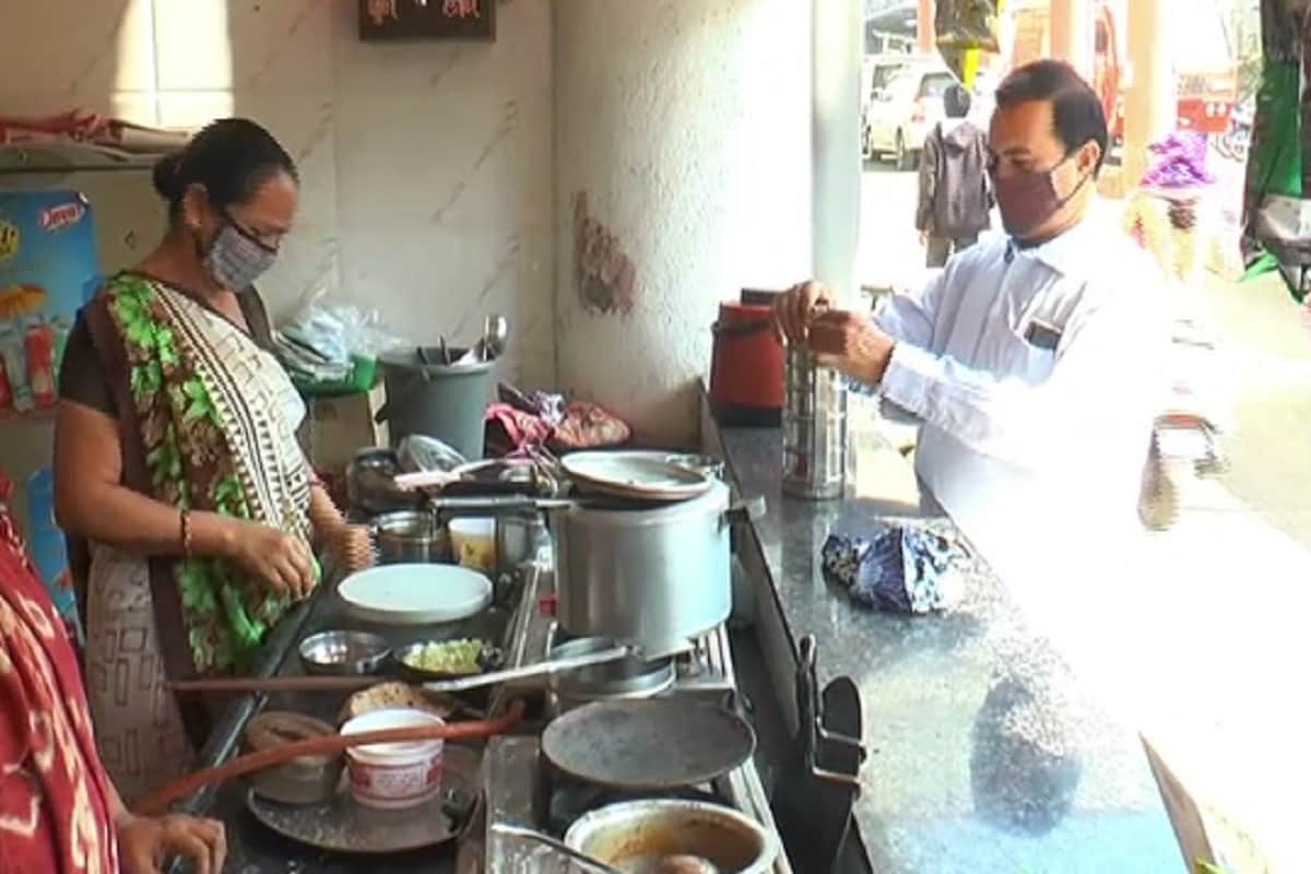 જુનાગઢમાં કેન્ટીન ચલાવનાર, રેખા ગણાત્રા જણાવે છે કે, સરકારની અનેક યોજનાઓની જાણકારી મહિલાઓ સુધી સરળ રીતે પહોચી શકે તે માટે સખી મંડળની બહેનો અથાગ પ્રયાસ કરે છે. મહિલાઓને લોન મળી રહે તે માટે તેને માહિતગાર કરી તેને નાના ઉદ્યોગોમાં સાહસ કરી રોજગારી મેળવવાની તકો પૂરી પડે છે. ત્યારે સખી મંડળના સંચાલક નું કહવું છે કે, સરકારની લોન દ્વારા અનેક મહિલાઓ આજે રોજગારી મેળવી સ્વમાનથી જિંદગી જીવી પોતાના પરિવારને મદદરૂપ થઇ રહી છે. જુનાગઢમાં કેન્ટીન ચલાવનાર, રેખા ગણાત્રા જણાવે છે કે, સરકારની અનેક યોજનાઓની જાણકારી મહિલાઓ સુધી સરળ રીતે પહોચી શકે તે માટે સખી મંડળની બહેનો અથાગ પ્રયાસ કરે છે. મહિલાઓને લોન મળી રહે તે માટે તેને માહિતગાર કરી તેને નાના ઉદ્યોગોમાં સાહસ કરી રોજગારી મેળવવાની તકો પૂરી પડે છે. ત્યારે સખી મંડળના સંચાલક નું કહવું છે કે, સરકારની લોન દ્વારા અનેક મહિલાઓ આજે રોજગારી મેળવી સ્વમાનથી જિંદગી જીવી પોતાના પરિવારને મદદરૂપ થઇ રહી છે.