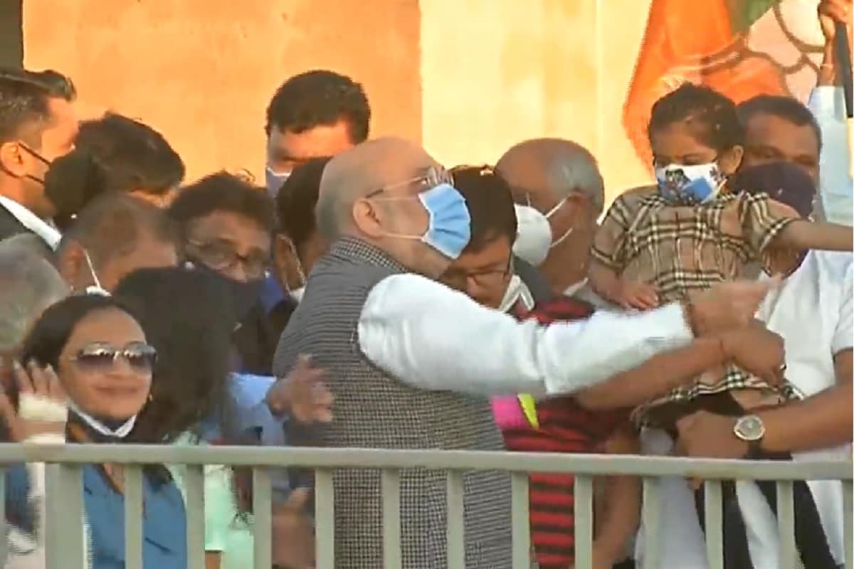 સંજય ટાંક, અમદાવાદઃ આજે સમગ્ર ગુજરાતમાં (Gujarat) મકરસંક્રાતિનો (Makarsankranti) પર્વ ધામધૂમથી ઉજવાઈ રહ્યો છે. કોરોના (corona) કહેર વચ્ચે લોકોએ કોરોનાની ગાઈડલાઈન (corona guideline) સાથે પતંગ ચગાવવાનો આનંદ લીધો હતો. સામાન્ય લોકોની સાથે દેશના કેન્દ્રીય ગૃહમંત્રી (union minister) અમિત શાહે (Amit shah kite flying) પણ પતંગ ચગાવીને ઉત્તરાયણ ઉજવી હતી. સંજય ટાંક, અમદાવાદઃ આજે સમગ્ર ગુજરાતમાં (Gujarat) મકરસંક્રાતિનો (Makarsankranti) પર્વ ધામધૂમથી ઉજવાઈ રહ્યો છે. કોરોના (corona) કહેર વચ્ચે લોકોએ કોરોનાની ગાઈડલાઈન (corona guideline) સાથે પતંગ ચગાવવાનો આનંદ લીધો હતો. સામાન્ય લોકોની સાથે દેશના કેન્દ્રીય ગૃહમંત્રી (union minister) અમિત શાહે (Amit shah kite flying) પણ પતંગ ચગાવીને ઉત્તરાયણ ઉજવી હતી.