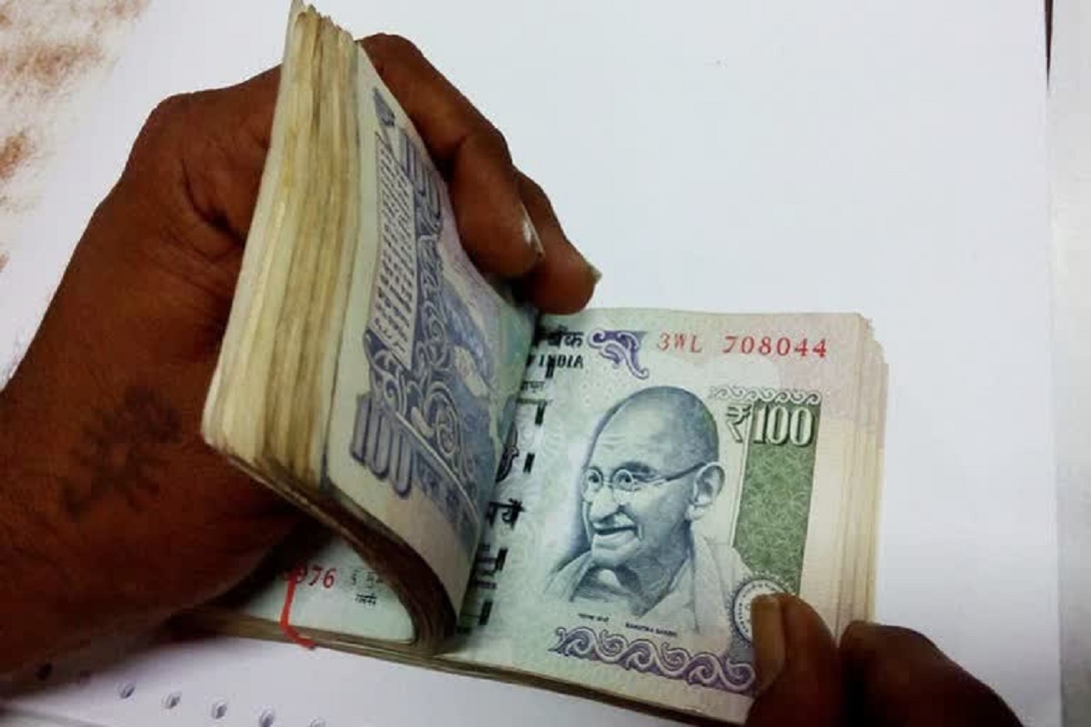 100 રુપિયા (100 Rupees note) , 10 રૂપિયા (Ten rupees note) અને 5 રુપિયાના (five Rupees note) ચલણ અંગે આરબીઆઈ (RBI) તરફથી એક સમાચાર આવ્યાની ખબર  ઘણી જ વાયરલ  થઇ હતીકે, રિઝર્વ બેંક (Indian Reserve Bank) પ્રમાણે, માર્ચ, એપ્રિલ પછી 100, 10 અને 5ની જૂની નોટો ચલણમાં નહીં આવે. આ જાણકારી રિઝર્વ બેંક ઓફ ઇન્ડિયાના જનરલ મેનેજર બી મહેશે આપી છે એમ જણાવવામાં આવ્યું હતું. વાયરલ ખબરમાં એવું પણ કહેવામાં આવ્યું હતું કે, આરબીઆઈએ જાણકારી આપી છે કે, તેઓ જૂની નોટોની સિરિઝ પરત લેવાની યોજના પર કામ કરી રહ્યાં છે. શુક્રવારે, આરબીઆઈના જનરલ મેનેજર બી મહેશે જાહેરાત કરી હતી કે, સેન્ટ્રલ બેંક માર્ચ અથવા એપ્રિલ સુધીમાં 100, 10 અને 5 રૂપિયાની જૂની સિરીઝની ચલણી નોટો પરત ખેંચવાનો વિચાર કરી રહી છે.  જોકે, આ અંગે આરબીઆઈએ સોમવારે પોતાના અધિકૃત ટ્વીટર હેન્ડલ પરથી ટ્વીટ કરીને સ્પષ્ટતા કરી છે કે ,આ અંગેના જે અહેવાલ ફરતા થયા છે તેમાં કોઈ તથ્યો નથી.  આરબીઆઈ (RBI)ની આવી કોઈ યોજના નથી.