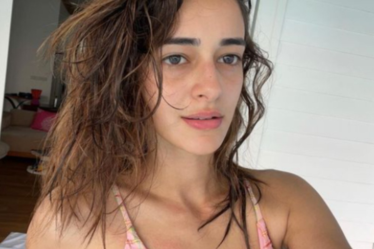 અનન્યા પાંડે (Ananya Panday) સોશિયલ મીડિયા પર ઘણી જ એક્ટિવ રહેનારી સેલિબ્રિટીઝ છે. સોશિયલ મીડિયા પર તેની ફેન ફોલોઇંગ પણ જોરદાર છે. હાલમાં તે માલદીવ્સમાં રજાઓ એન્જોય કરી રહી છે. 2020ને અલવિદા કહેતાં તેણે અડધી રાત્રે એક પોસ્ટ શેર કરી હતી. (PHOTO:ananyapanday/Instagram) અનન્યા પાંડે (Ananya Panday) સોશિયલ મીડિયા પર ઘણી જ એક્ટિવ રહેનારી સેલિબ્રિટીઝ છે. સોશિયલ મીડિયા પર તેની ફેન ફોલોઇંગ પણ જોરદાર છે. હાલમાં તે માલદીવ્સમાં રજાઓ એન્જોય કરી રહી છે. 2020ને અલવિદા કહેતાં તેણે અડધી રાત્રે એક પોસ્ટ શેર કરી હતી. (PHOTO:ananyapanday/Instagram)