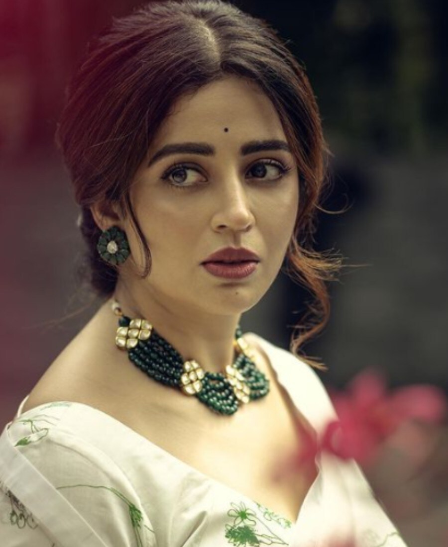 મહિનાઓ બાદ શોનાં મેકર્સને સૌમ્યા ટંડન (Saumya Tandon)ની જગ્યા નેહા પેંડસે (Neha Pendse)ને કન્ફર્મ કરી લીધી છે. ઇટાઇમ્સની રિપોર્ટ મુજબ, ભાભીજી ઘર પર હૈ શોનાં પ્રોડ્યુસર સંજય કોહલી અને બિનાયફરે સૌથી પહેલાં નેહા પેંડસેને જ અનીત ભાભીનાં રોલ માટે અપ્રોચ કર્યો હતો. સૌમ્યા ટન્ડનનાં ગયા બાદ નેહા તેમની પહેલી પસંદ હતી. (PHOTO: @nehhapendse/saumyas_world_/Instagram) મહિનાઓ બાદ શોનાં મેકર્સને સૌમ્યા ટંડન (Saumya Tandon)ની જગ્યા નેહા પેંડસે (Neha Pendse)ને કન્ફર્મ કરી લીધી છે. ઇટાઇમ્સની રિપોર્ટ મુજબ, ભાભીજી ઘર પર હૈ શોનાં પ્રોડ્યુસર સંજય કોહલી અને બિનાયફરે સૌથી પહેલાં નેહા પેંડસેને જ અનીત ભાભીનાં રોલ માટે અપ્રોચ કર્યો હતો. સૌમ્યા ટન્ડનનાં ગયા બાદ નેહા તેમની પહેલી પસંદ હતી. (PHOTO: @nehhapendse/saumyas_world_/Instagram)