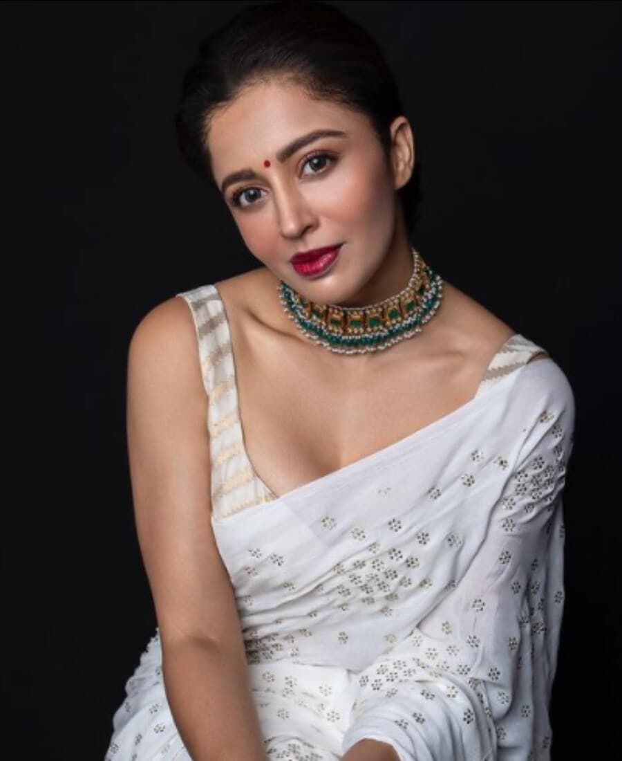 આ પહેલી વખત નથી જ્યારે નેહા પેંડસે (Neha Pendse) સંજય અને બિનાયફરનાં કોઇ પ્રોજેક્ટ પર કામ કરશે. નેહાએ આ પહેલાં બનેનની સાથે 'મે આઇ કમ ઇન મેડમ' શોમાં લિડ રોલ અદા કર્યો હતો. શોમાં તે ઓફિસ બોસનાં કિરદારમાં હતી. (PHOTO: @nehhapendse/Instagram) આ પહેલી વખત નથી જ્યારે નેહા પેંડસે (Neha Pendse) સંજય અને બિનાયફરનાં કોઇ પ્રોજેક્ટ પર કામ કરશે. નેહાએ આ પહેલાં બનેનની સાથે 'મે આઇ કમ ઇન મેડમ' શોમાં લિડ રોલ અદા કર્યો હતો. શોમાં તે ઓફિસ બોસનાં કિરદારમાં હતી. (PHOTO: @nehhapendse/Instagram)