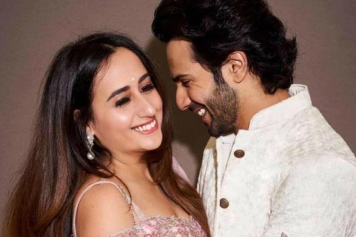 એન્ટરટેઇનમેન્ટ ડેસ્ક: બોલિવૂડ (Bollywood) એક્ટર વરુણ ધવન (Varun Dhawan) અને તેની લોન્ગ ટાઇમ ગર્લફ્રેન્ડ નતાશા દલાલ (Natasha Dalal)નાં લગ્નની ખબર ચર્ચાઓમાં છે. ગત થોડા દિવસથી આ ખબર છે કે તેમનાં બંનેનાં પરિવાર અને કેટલાંક સંબંધીઓની હાજરીમાં આ મહિનાનાં અંતમાં તેઓ ગુપચુપ રીતે લગ્ન કરી શકે છે. એન્ટરટેઇનમેન્ટ ડેસ્ક: બોલિવૂડ (Bollywood) એક્ટર વરુણ ધવન (Varun Dhawan) અને તેની લોન્ગ ટાઇમ ગર્લફ્રેન્ડ નતાશા દલાલ (Natasha Dalal)નાં લગ્નની ખબર ચર્ચાઓમાં છે. ગત થોડા દિવસથી આ ખબર છે કે તેમનાં બંનેનાં પરિવાર અને કેટલાંક સંબંધીઓની હાજરીમાં આ મહિનાનાં અંતમાં તેઓ ગુપચુપ રીતે લગ્ન કરી શકે છે.